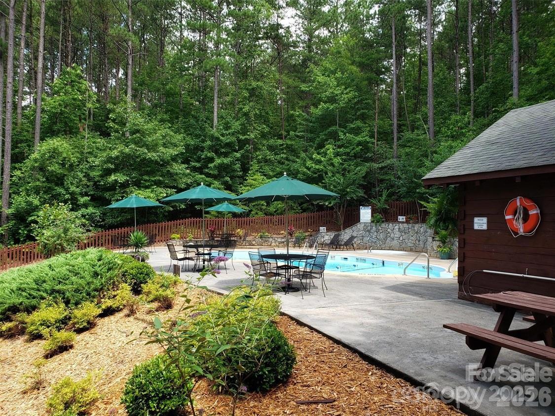 447 Hidden Lake Parkway — Nebo