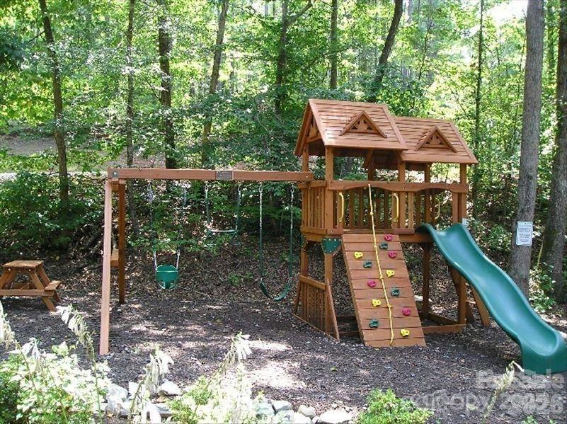 447 Hidden Lake Parkway — Nebo