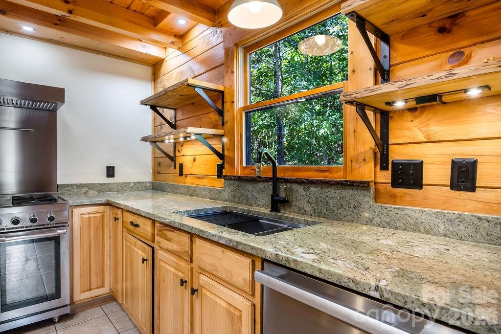 447 Hidden Lake Parkway — Nebo