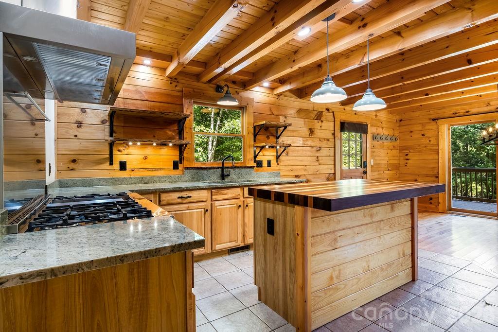 447 Hidden Lake Parkway — Nebo