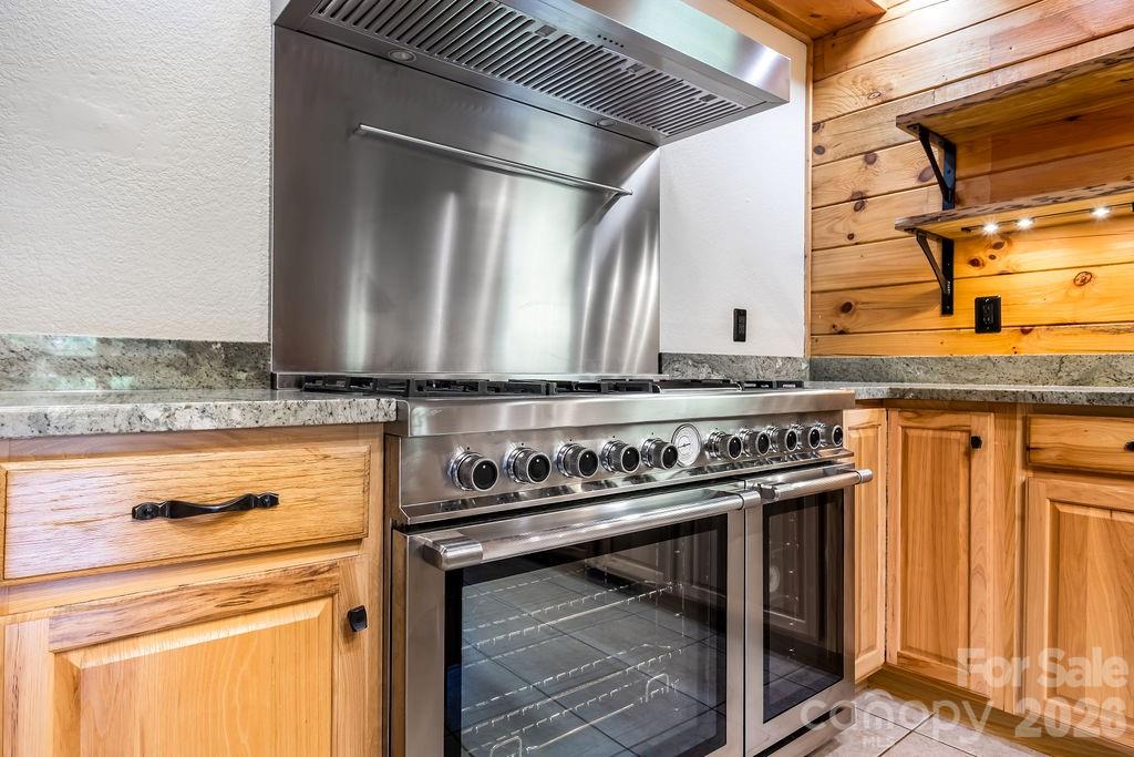 447 Hidden Lake Parkway — Nebo