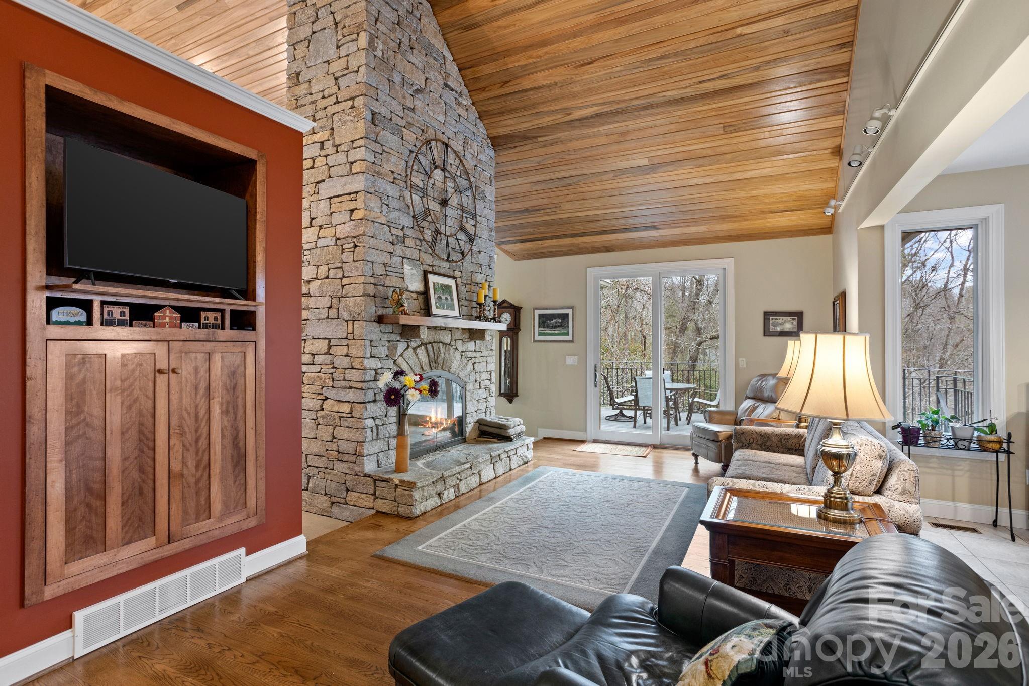 175 Overlook Drive — Flat Rock