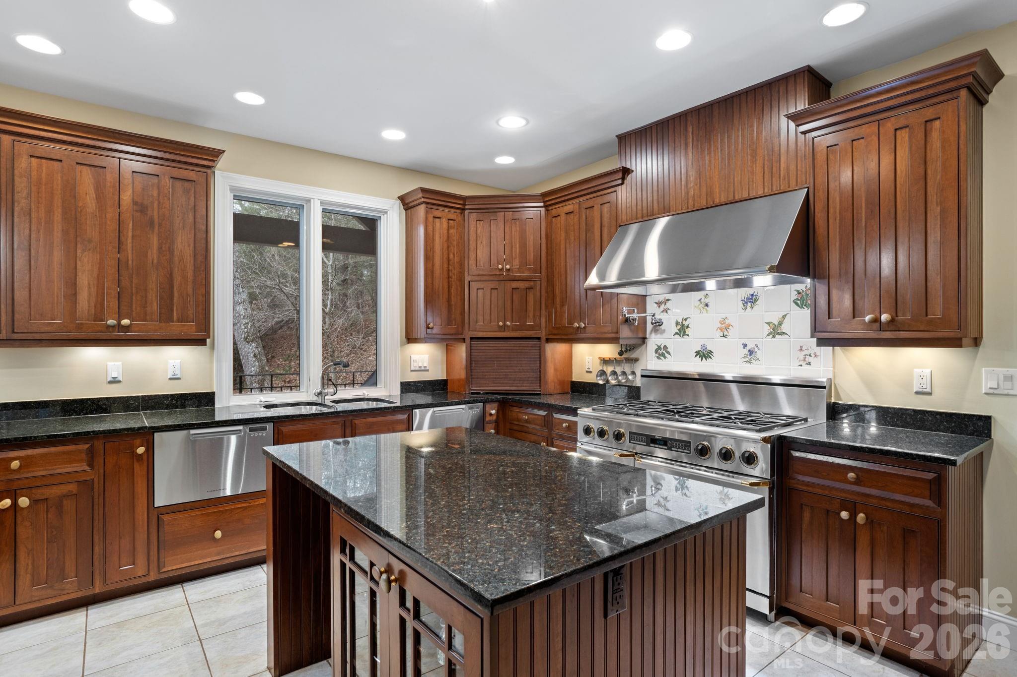175 Overlook Drive — Flat Rock