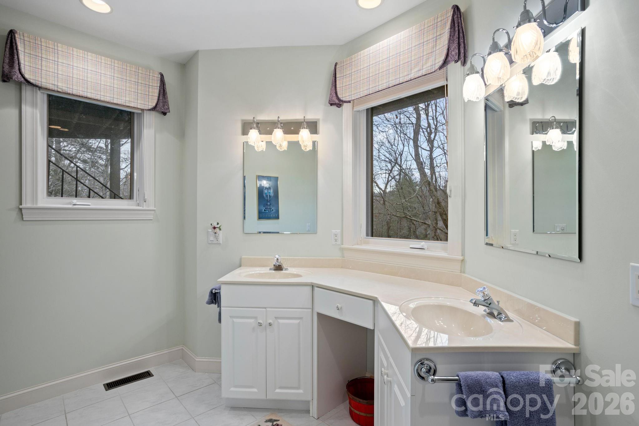 175 Overlook Drive — Flat Rock