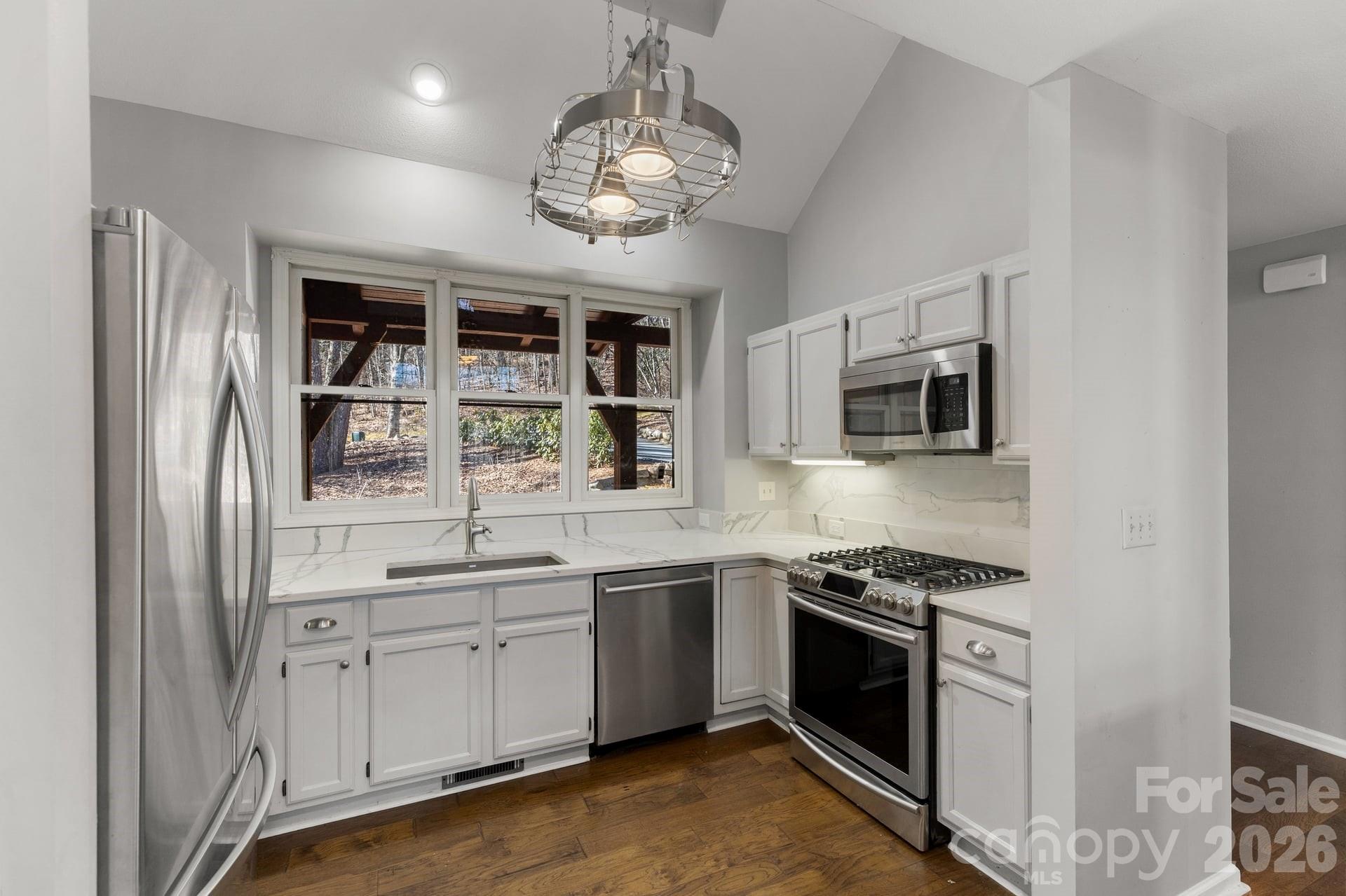 451 Crescent Trail — Highlands