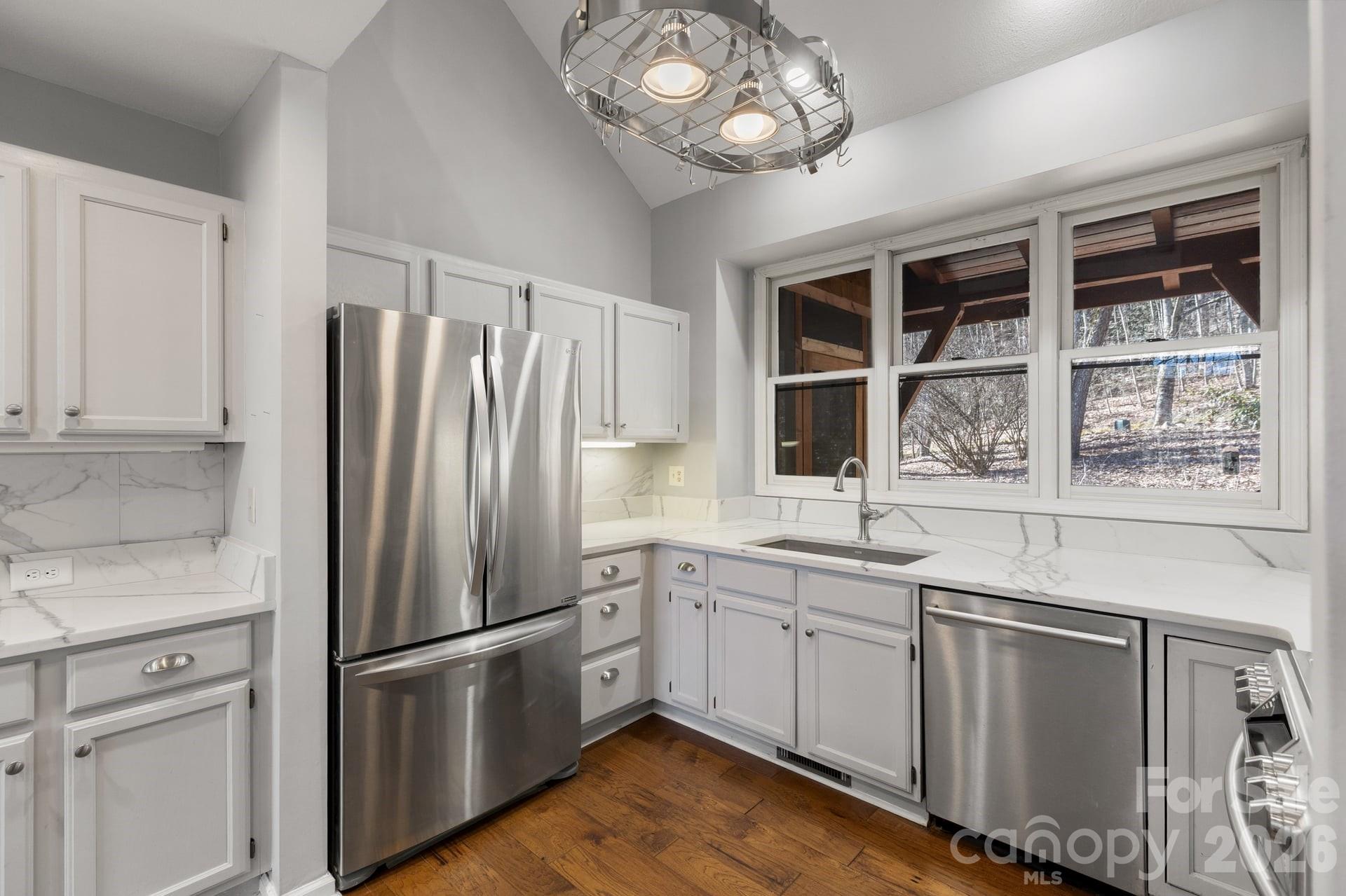 451 Crescent Trail — Highlands