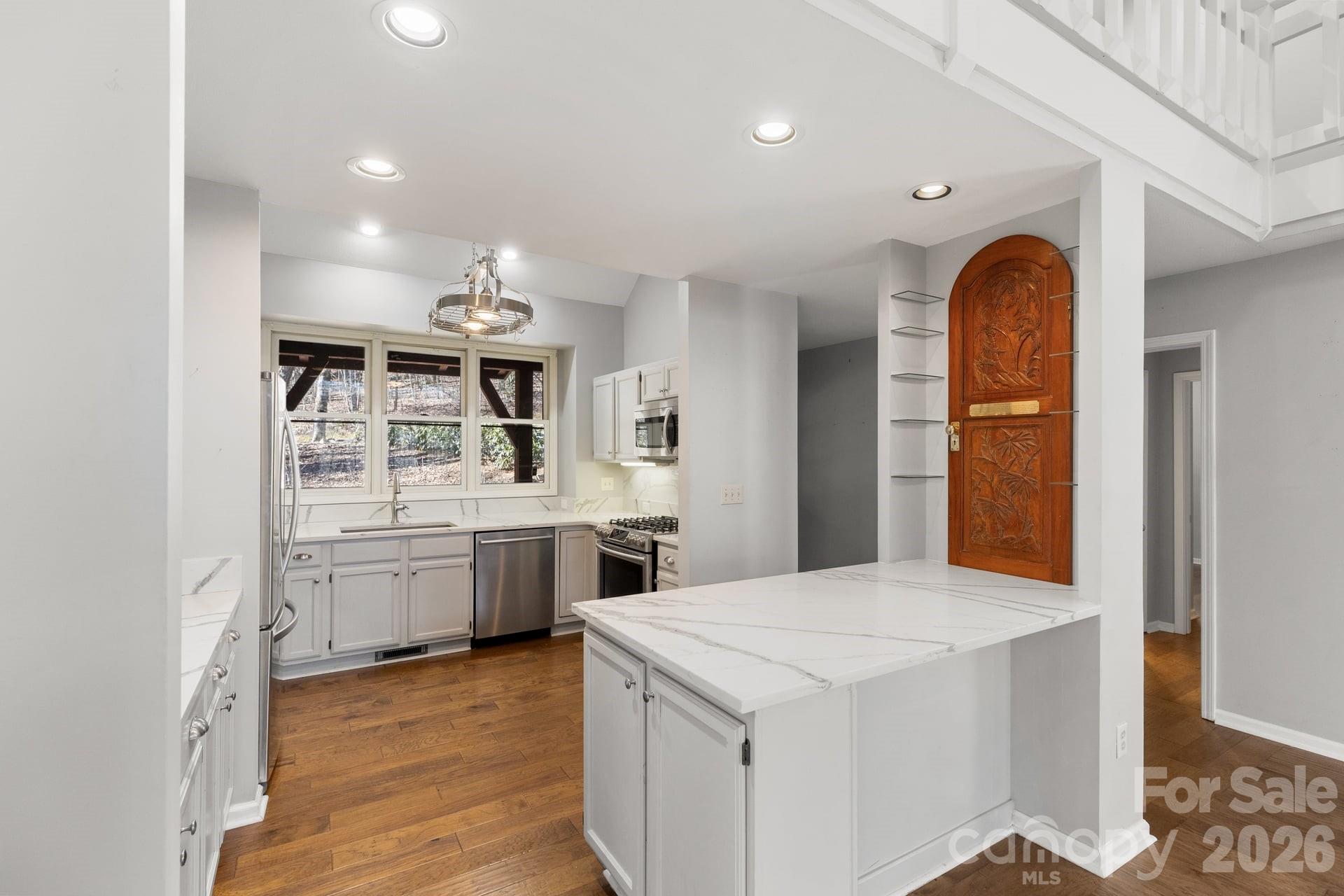 451 Crescent Trail — Highlands