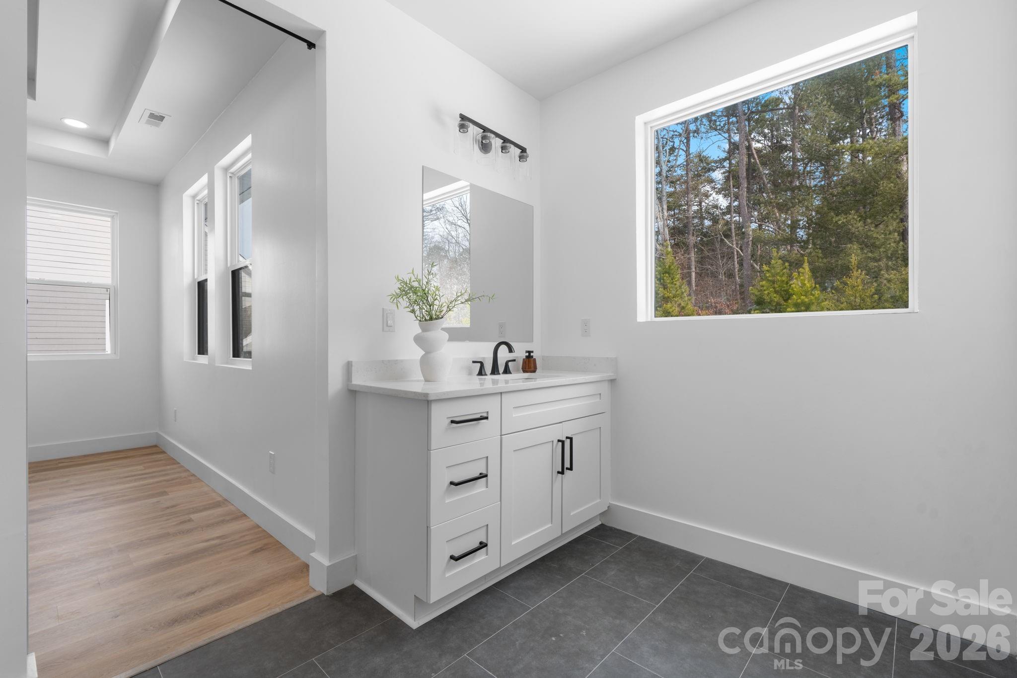 1207 39th Avenue NE — Hickory
