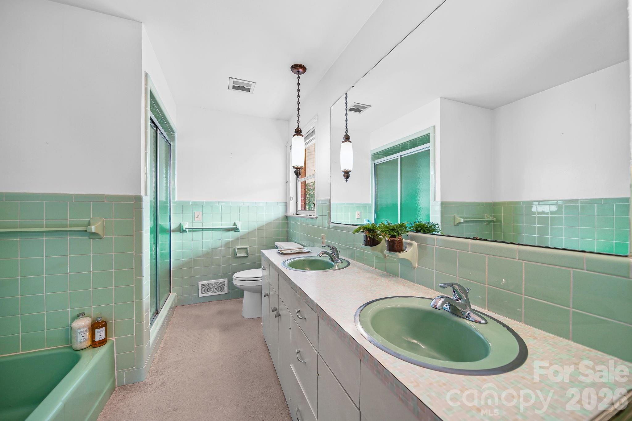 701 E Oakwood Avenue — Albemarle