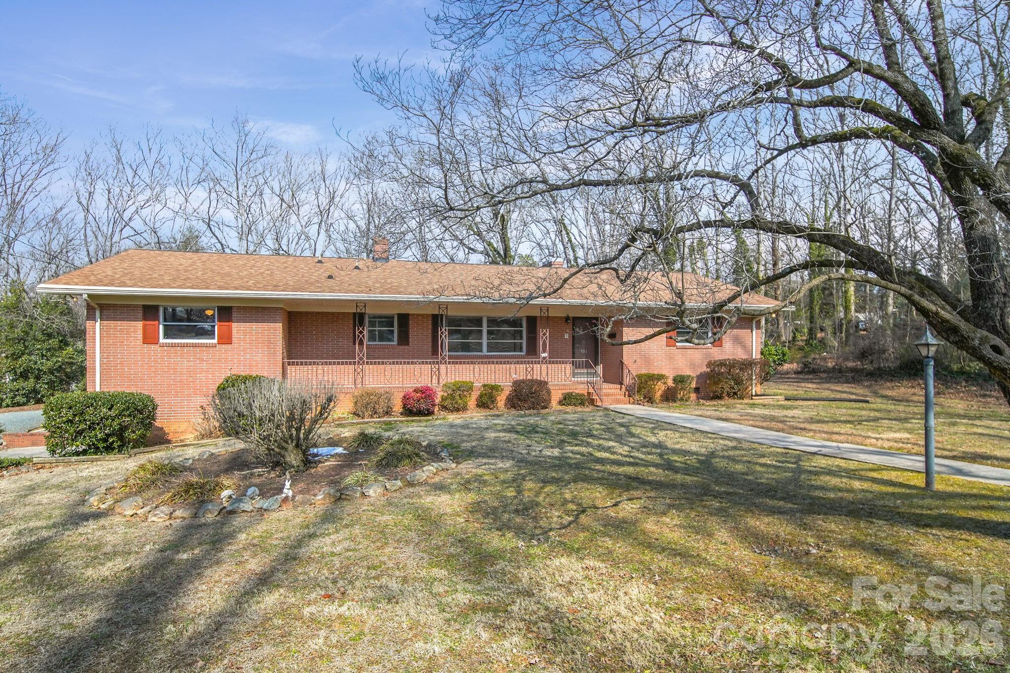 701 E Oakwood Avenue — Albemarle