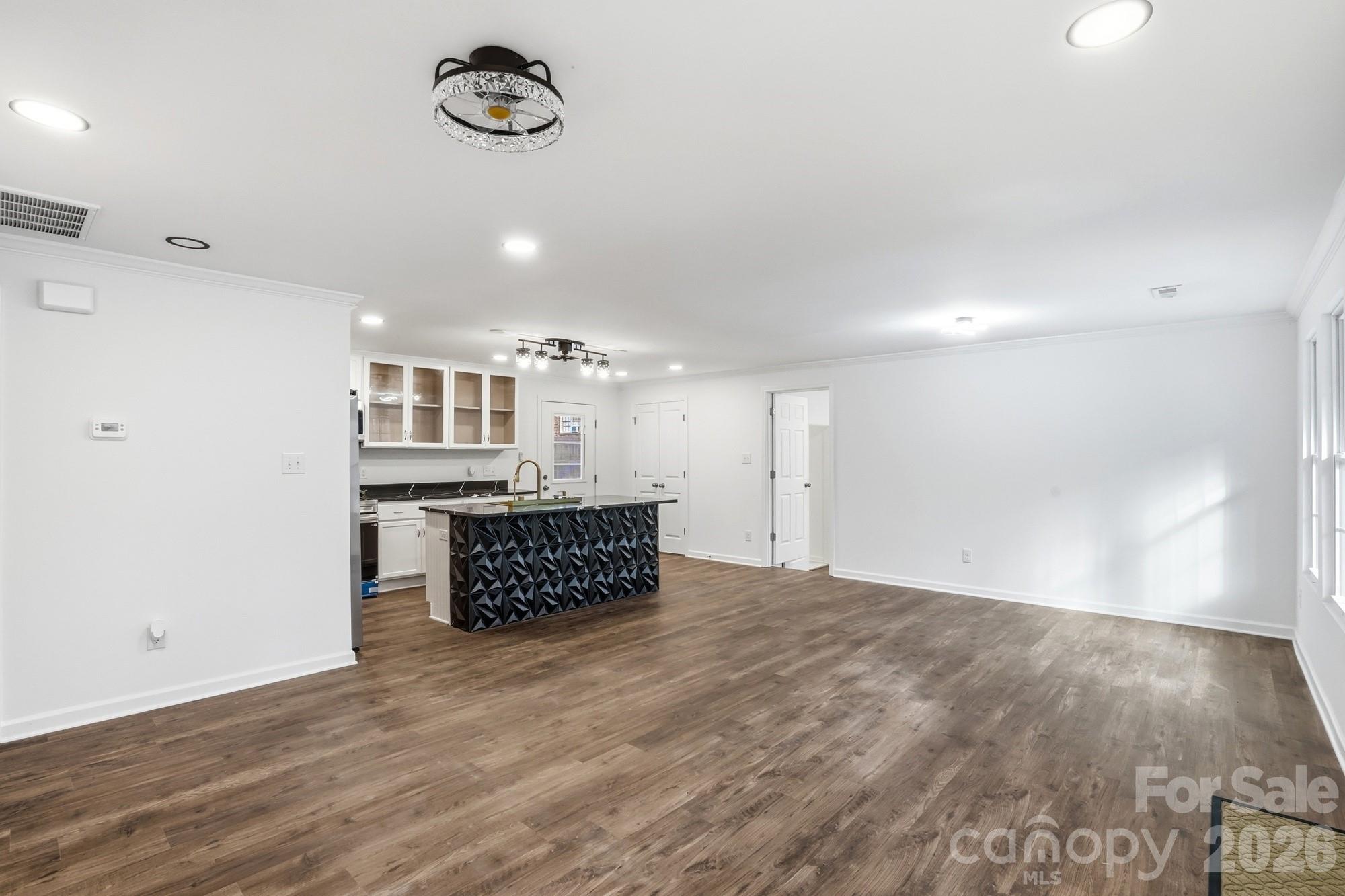704 W Border Street — Dallas