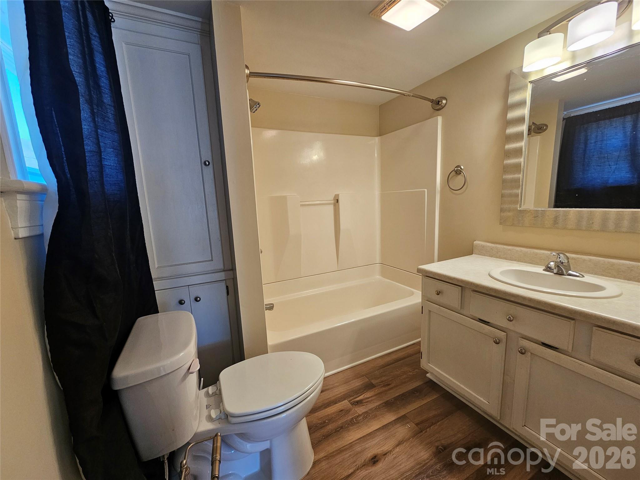 208 W Main Street — Lawndale