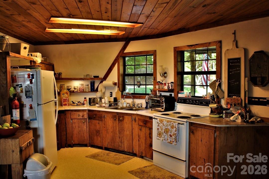 745 Broom Road — Tuckasegee