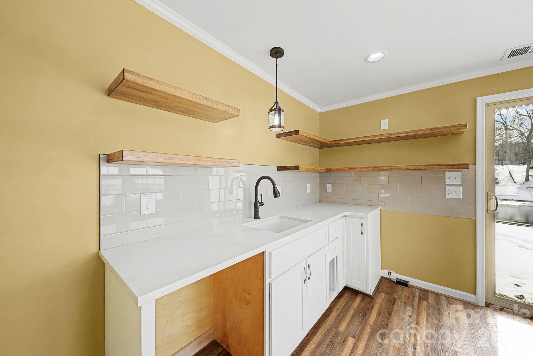 243 Shore Lane — Lexington