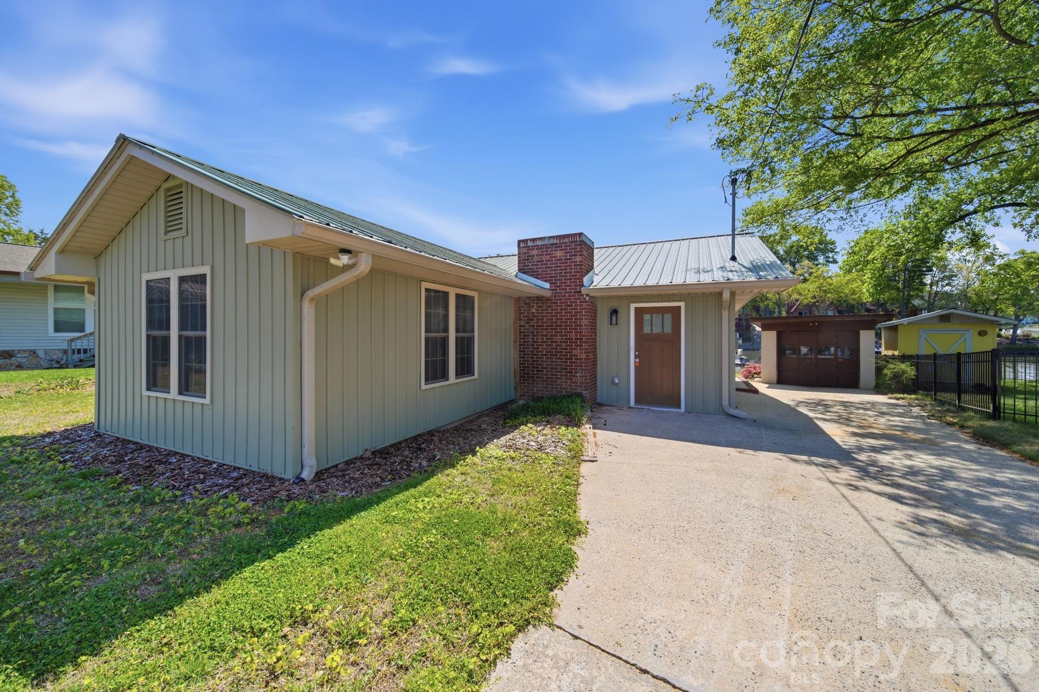 243 Shore Lane — Lexington