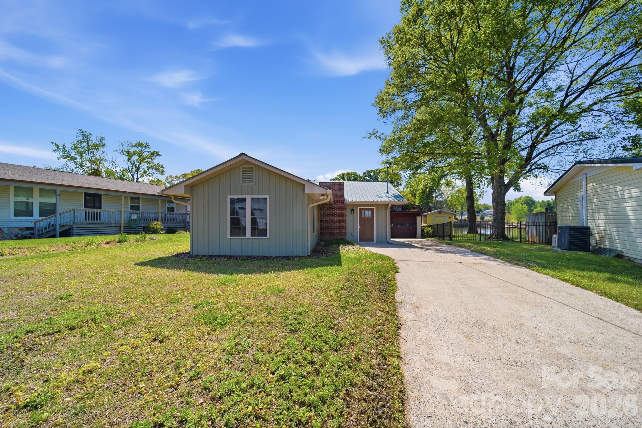 243 Shore Lane — Lexington