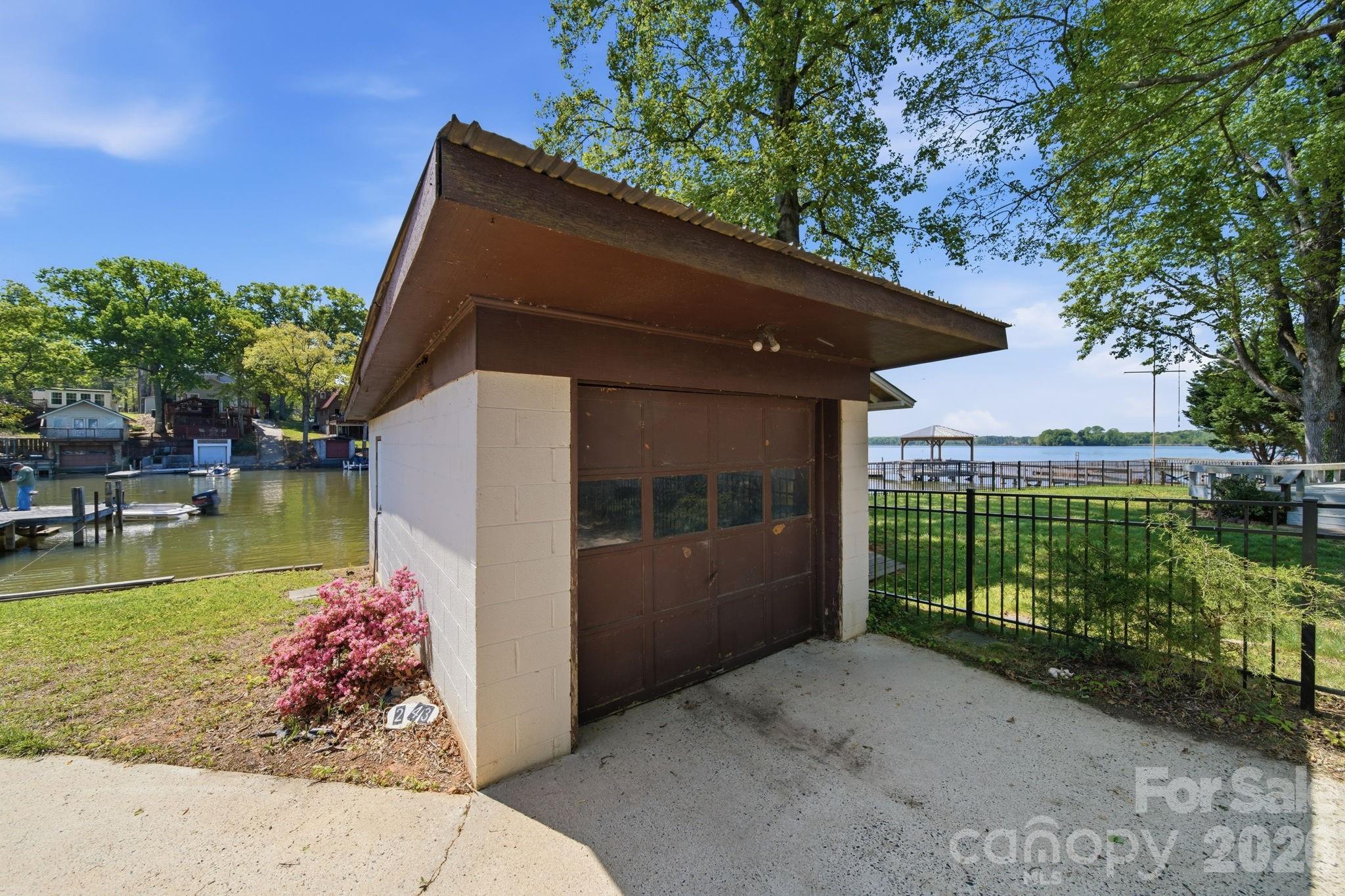 243 Shore Lane — Lexington