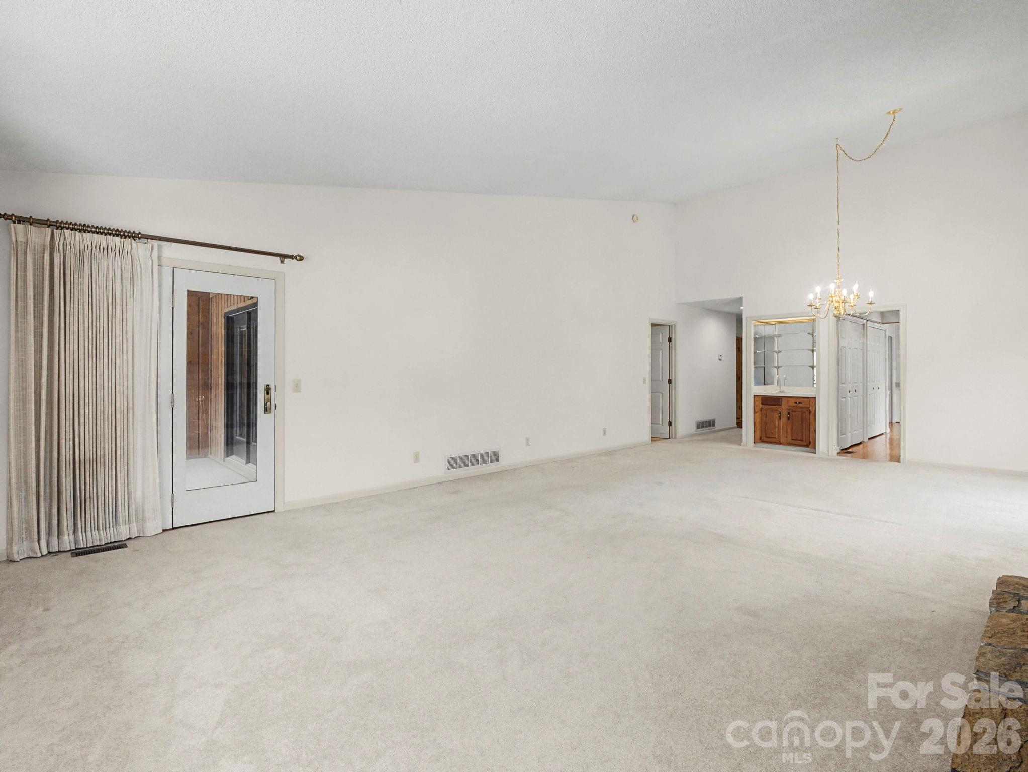 605 Red Oak Drive — Hendersonville