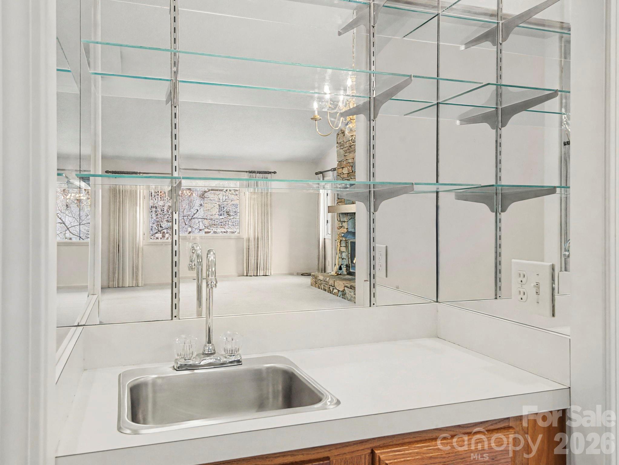 605 Red Oak Drive — Hendersonville