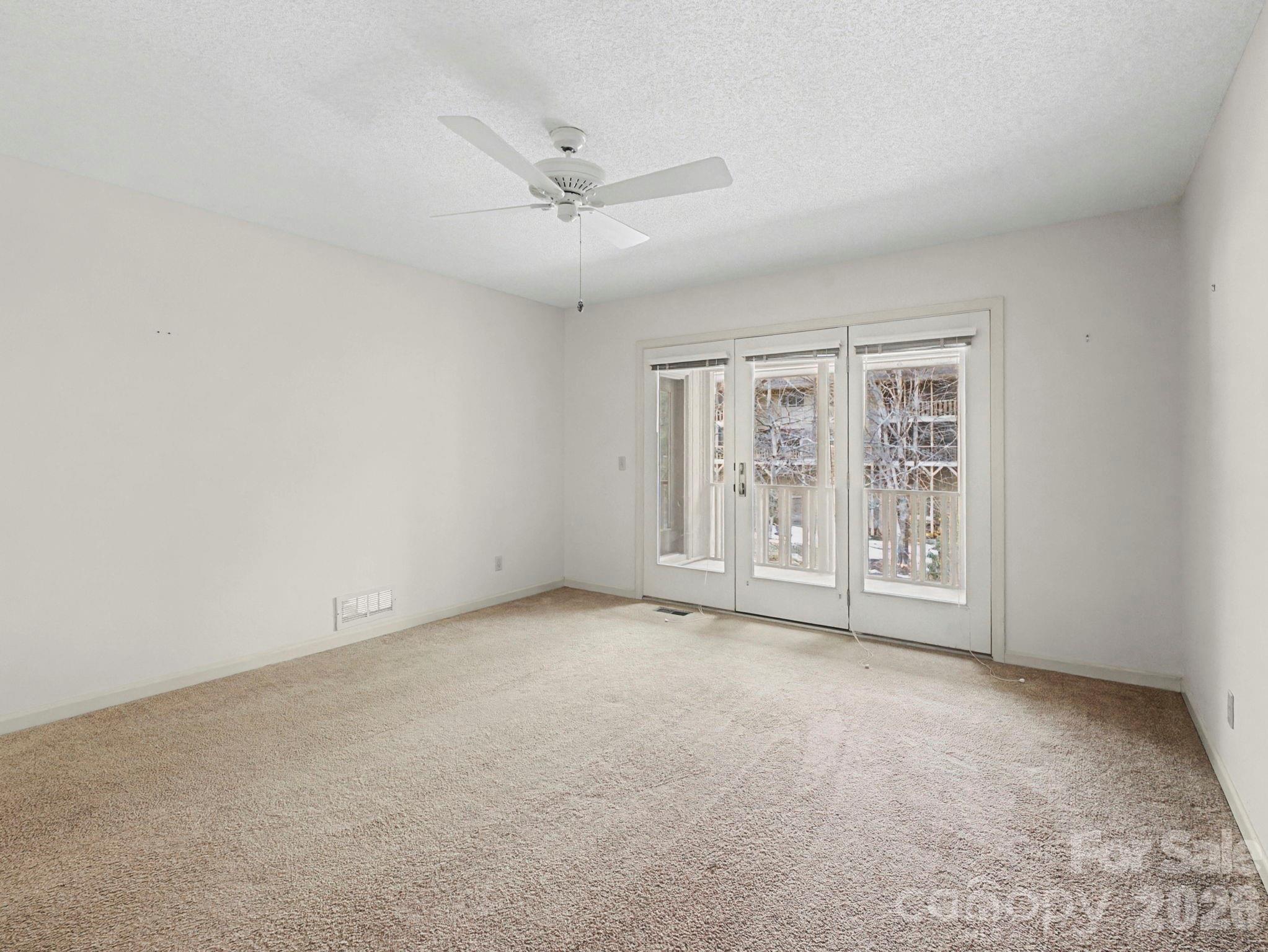 605 Red Oak Drive — Hendersonville