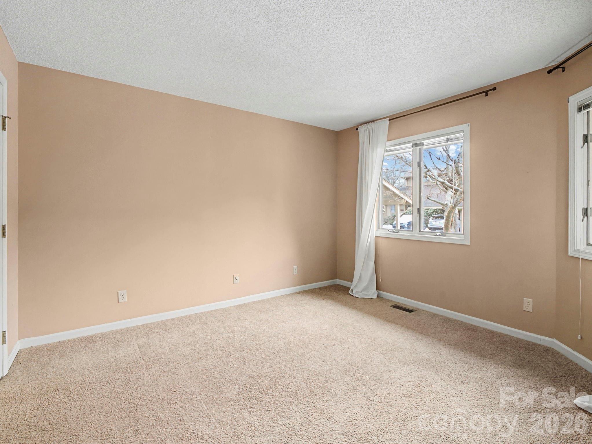 605 Red Oak Drive — Hendersonville