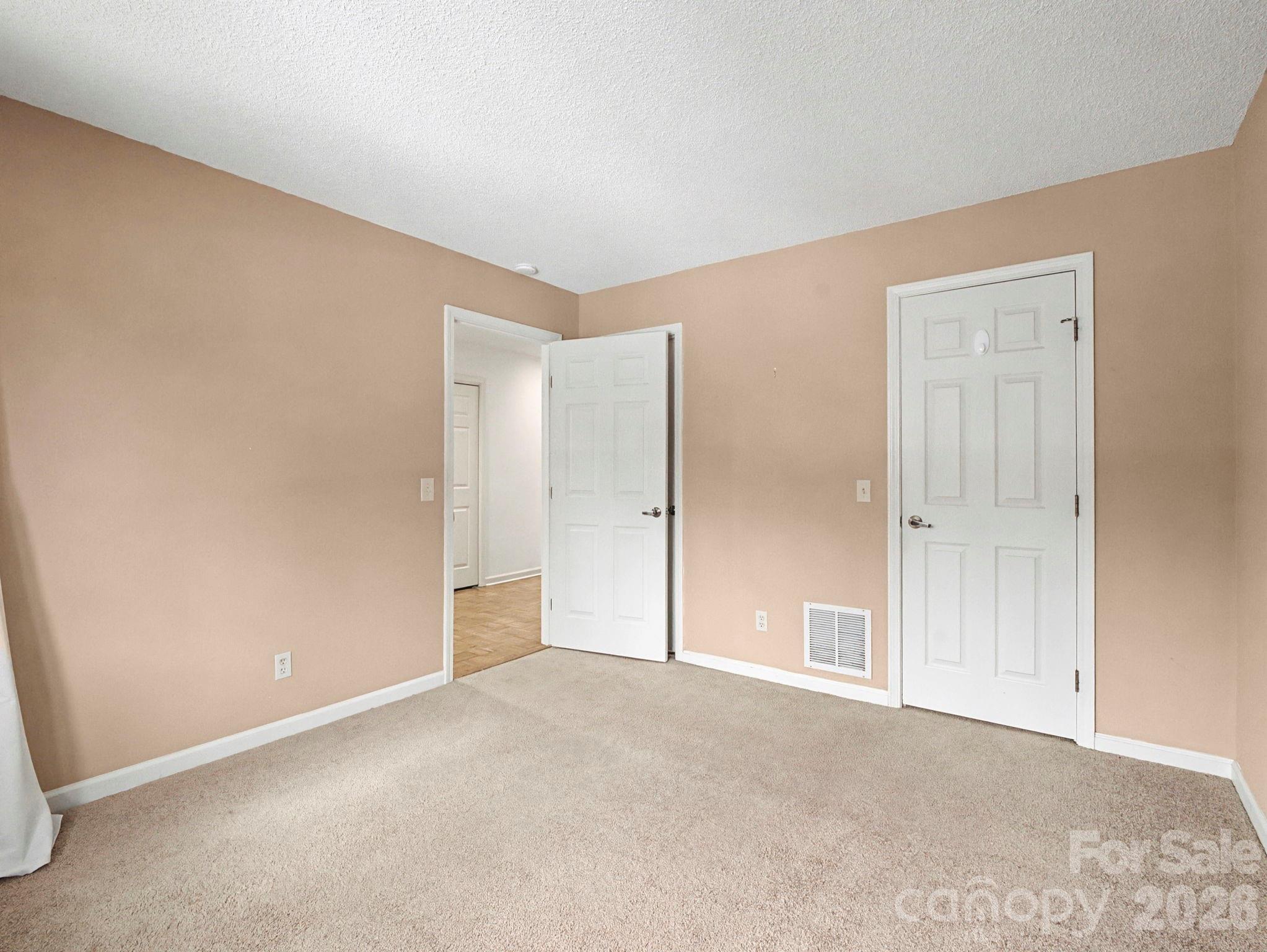 605 Red Oak Drive — Hendersonville