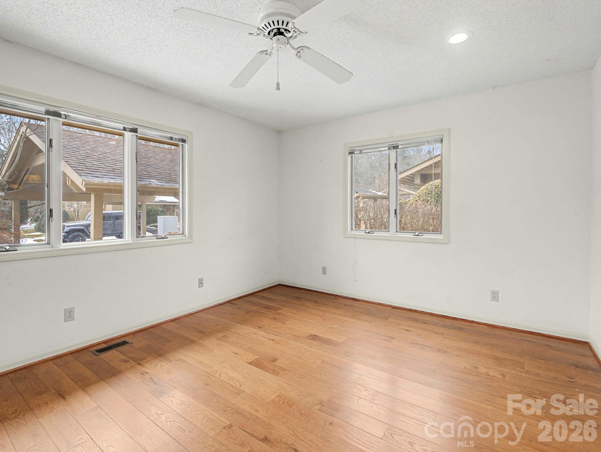 605 Red Oak Drive — Hendersonville
