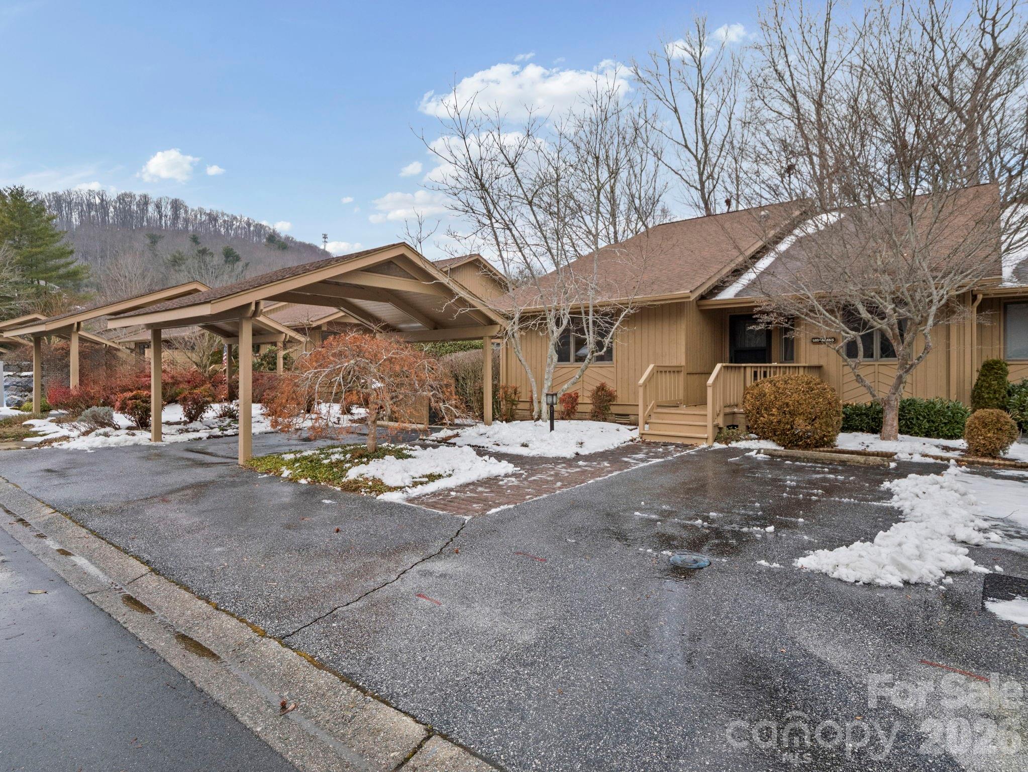 605 Red Oak Drive — Hendersonville