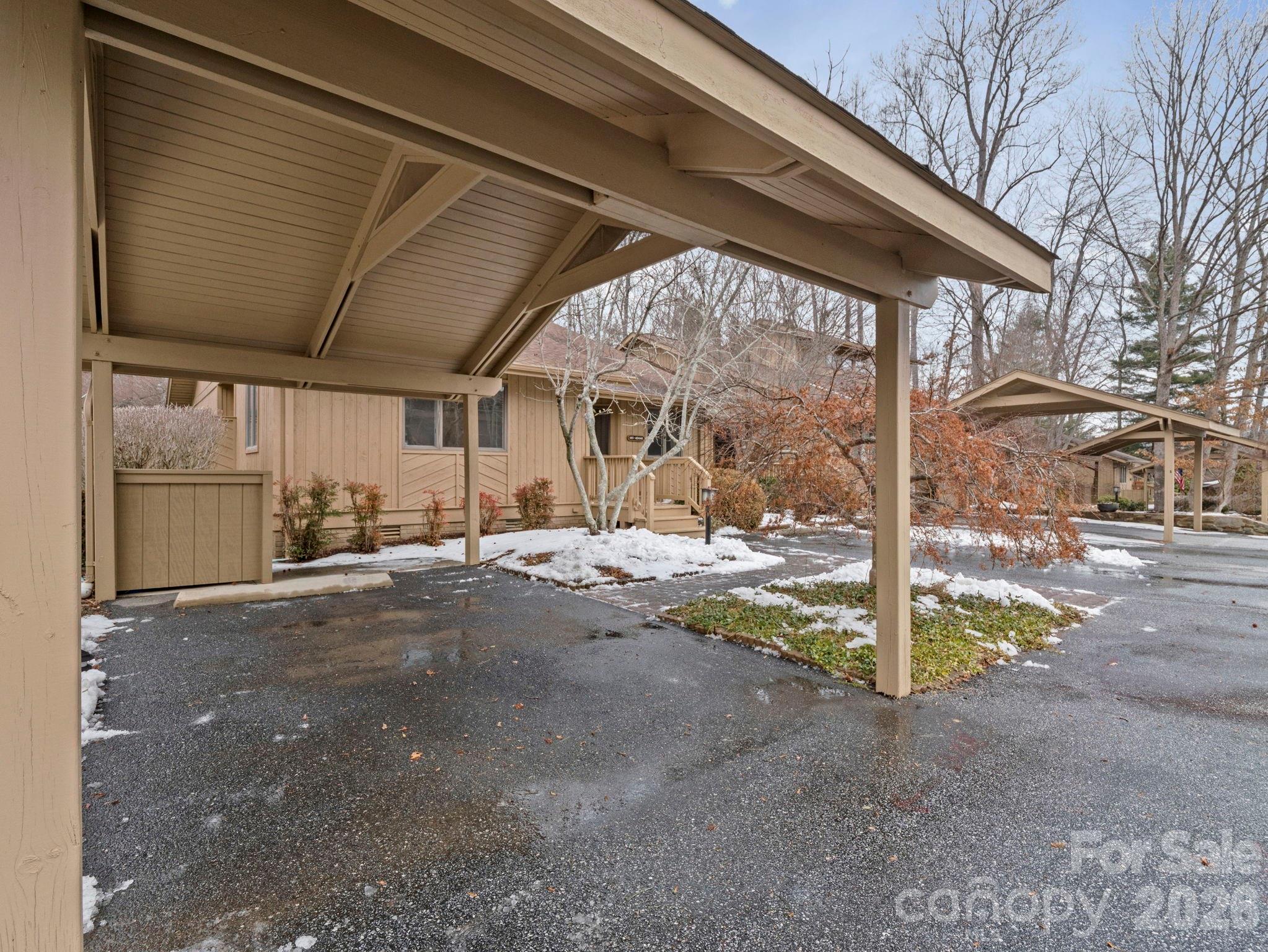605 Red Oak Drive — Hendersonville