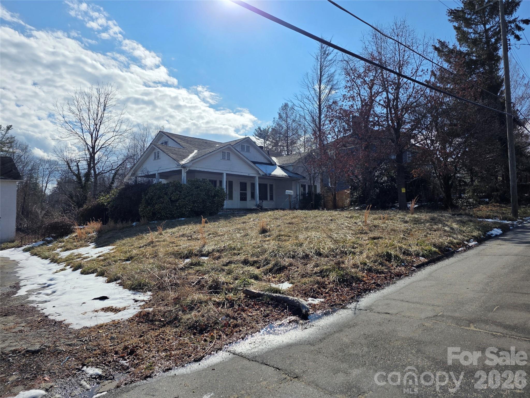 522 1st Avenue W — Hendersonville