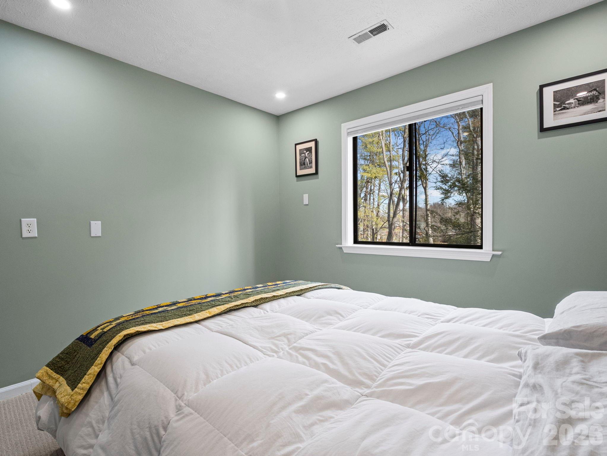 88 Laurelwood Circle W #10 — Hendersonville