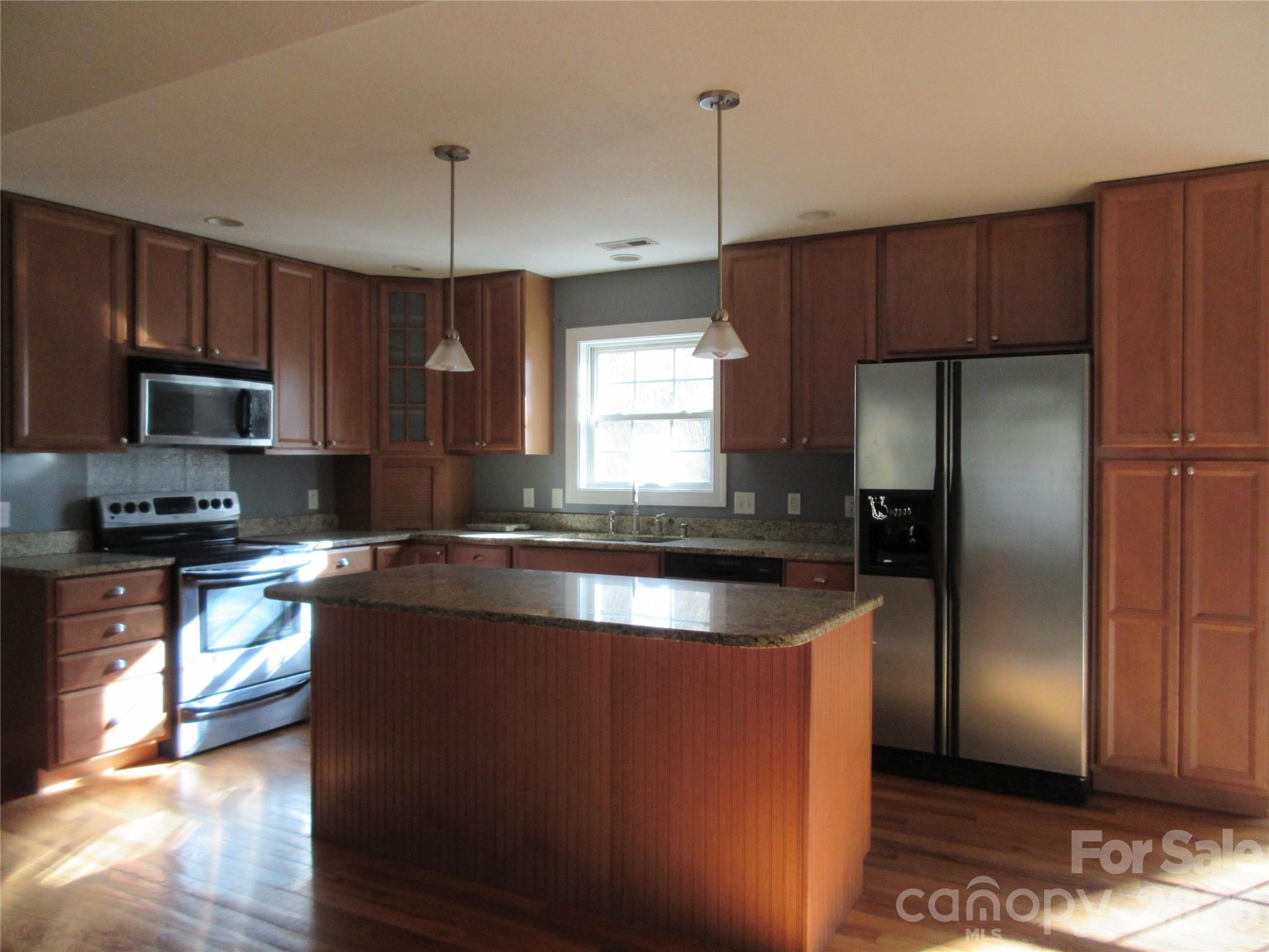 618 Brook Knoll Circle — Weaverville