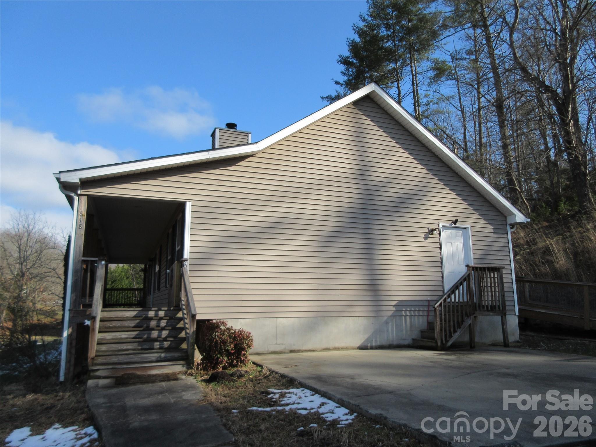 618 Brook Knoll Circle — Weaverville
