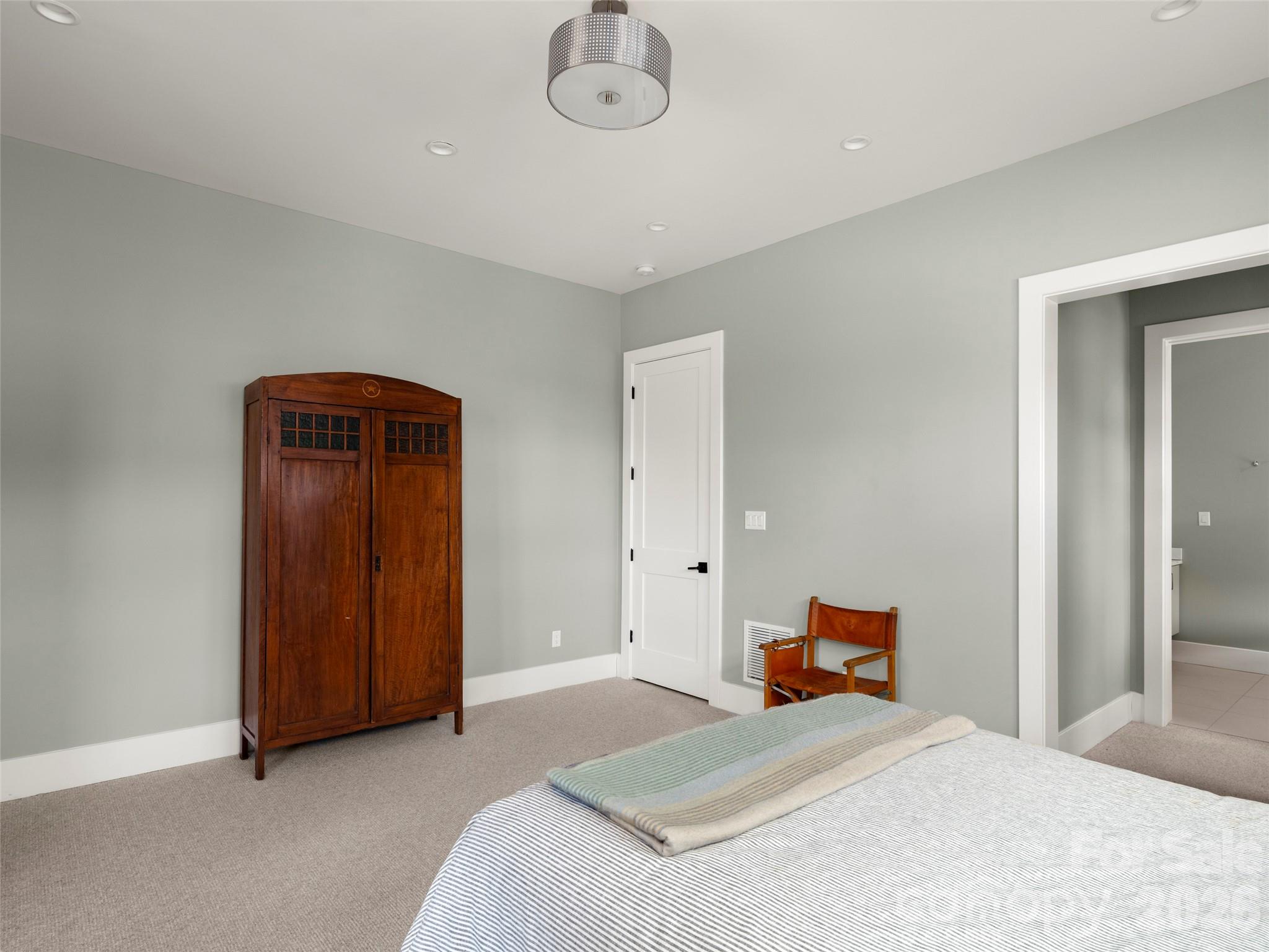 206 Kelmscott Lane — Asheville
