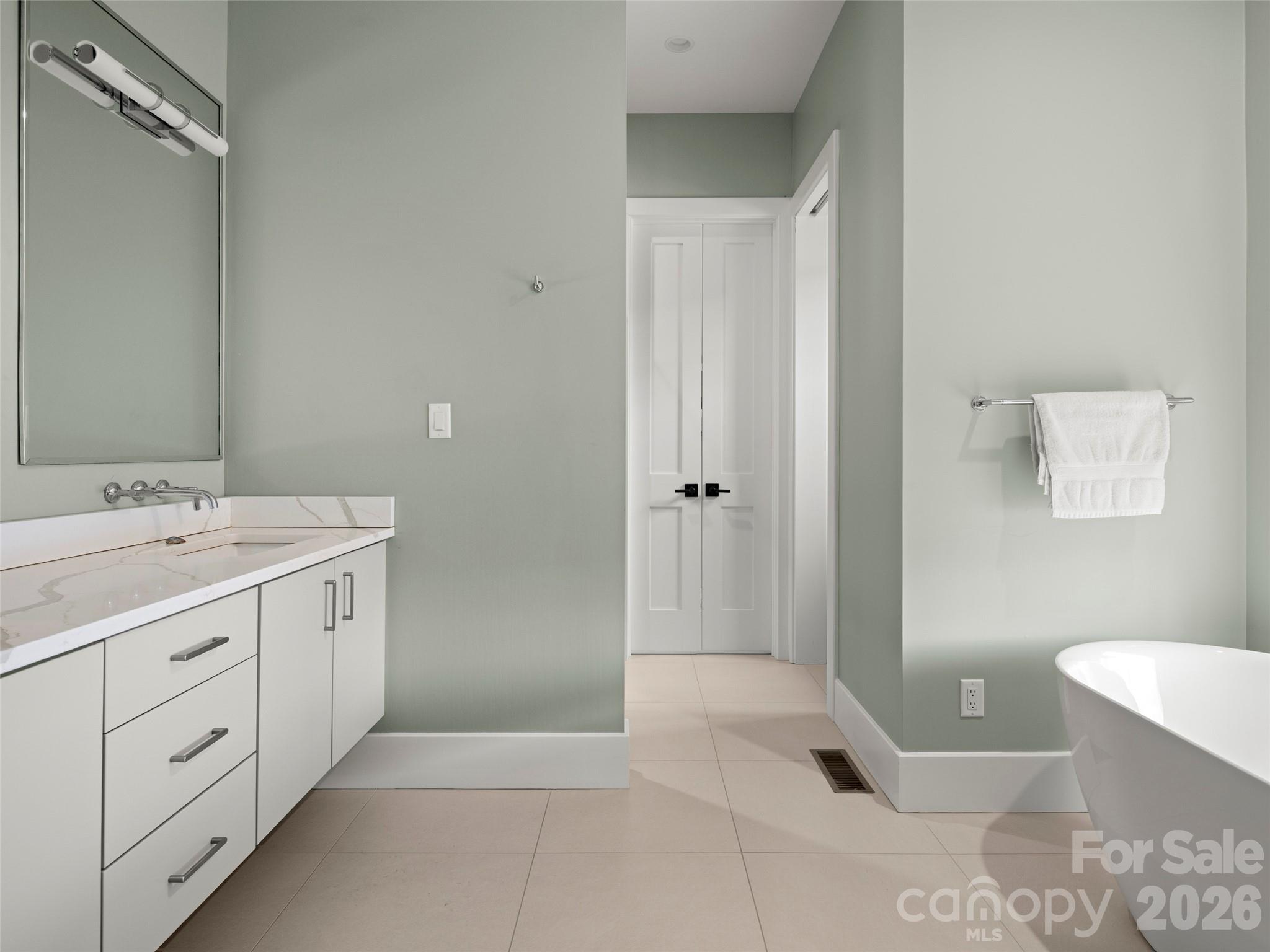 206 Kelmscott Lane — Asheville