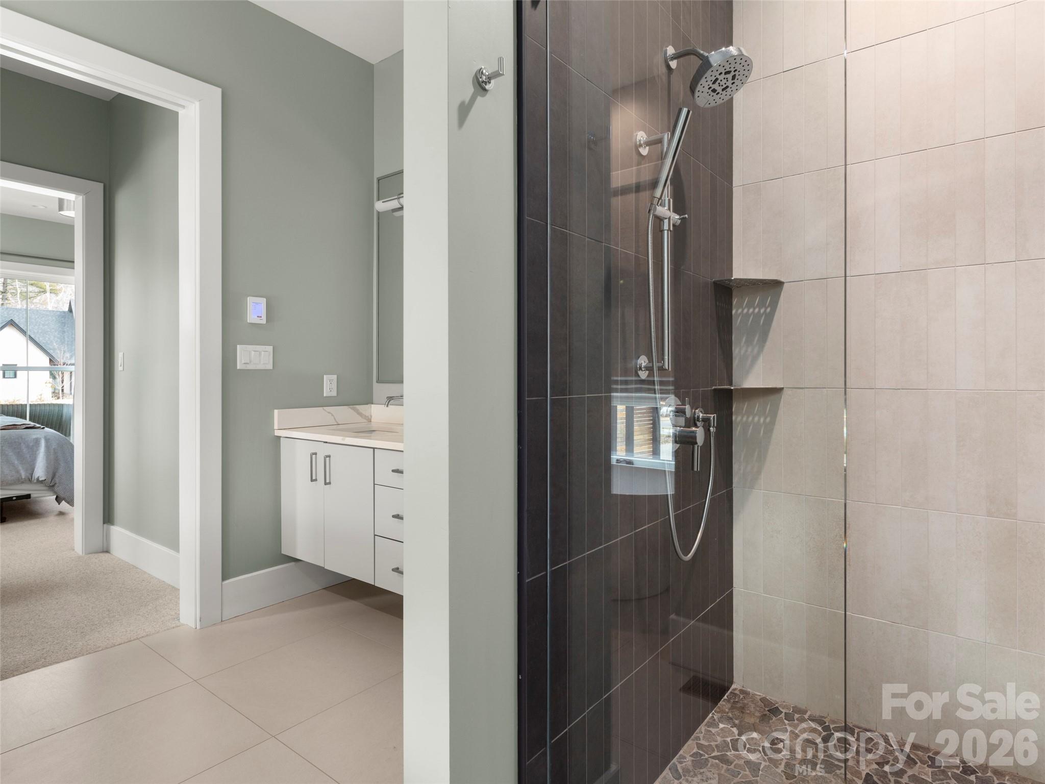 206 Kelmscott Lane — Asheville