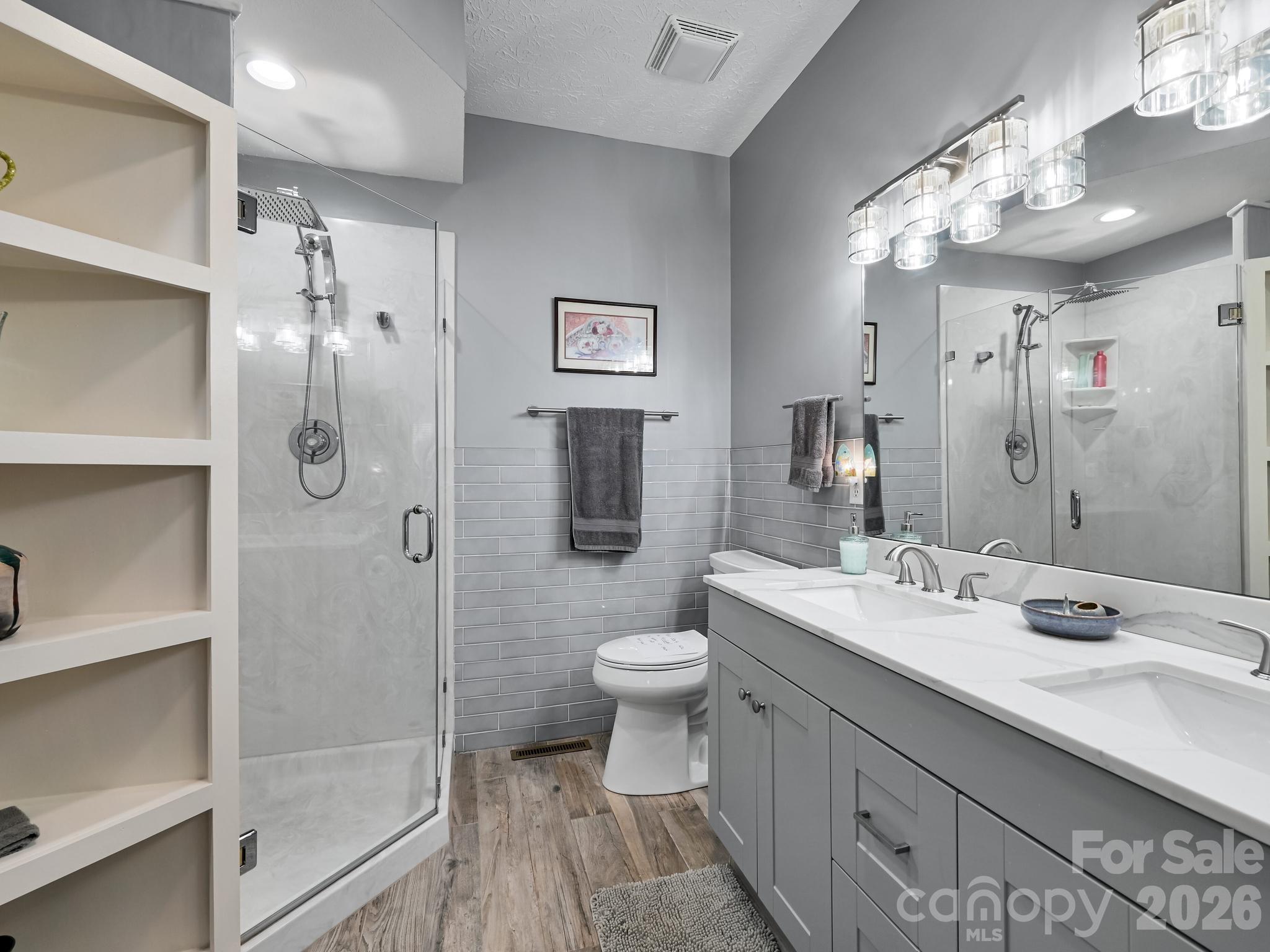 2208 E Cumming Woods Lane — Hendersonville