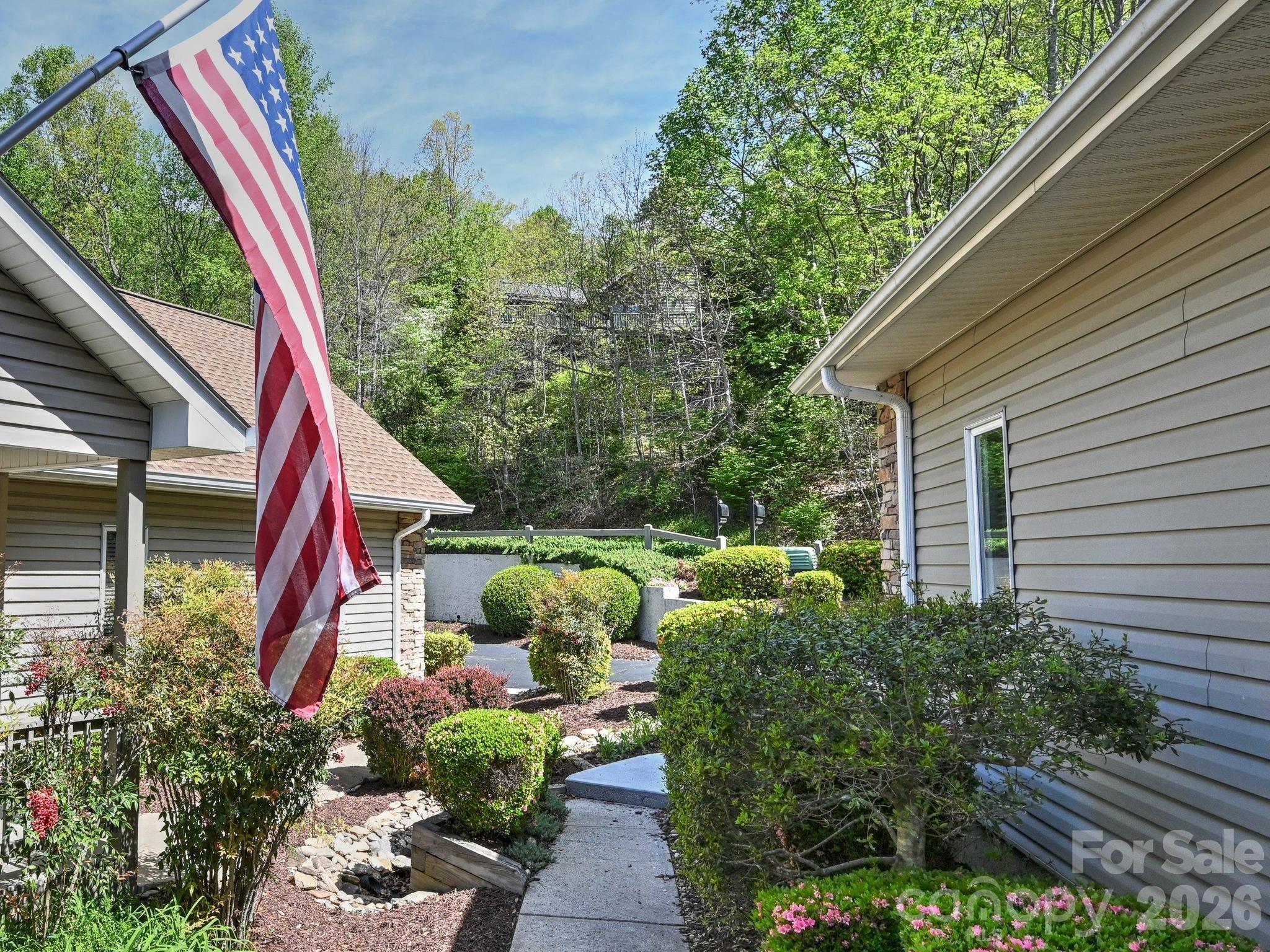 2208 E Cumming Woods Lane — Hendersonville