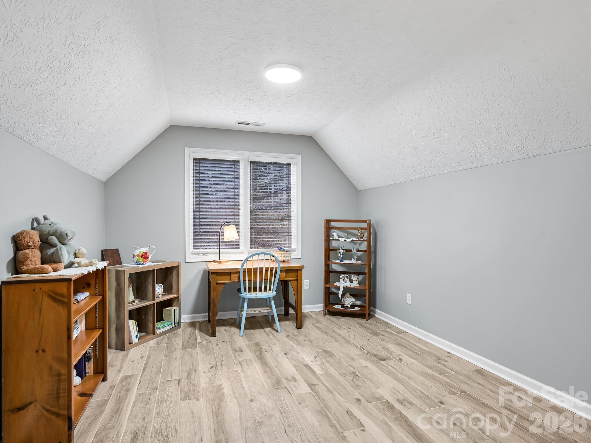 2208 E Cumming Woods Lane — Hendersonville