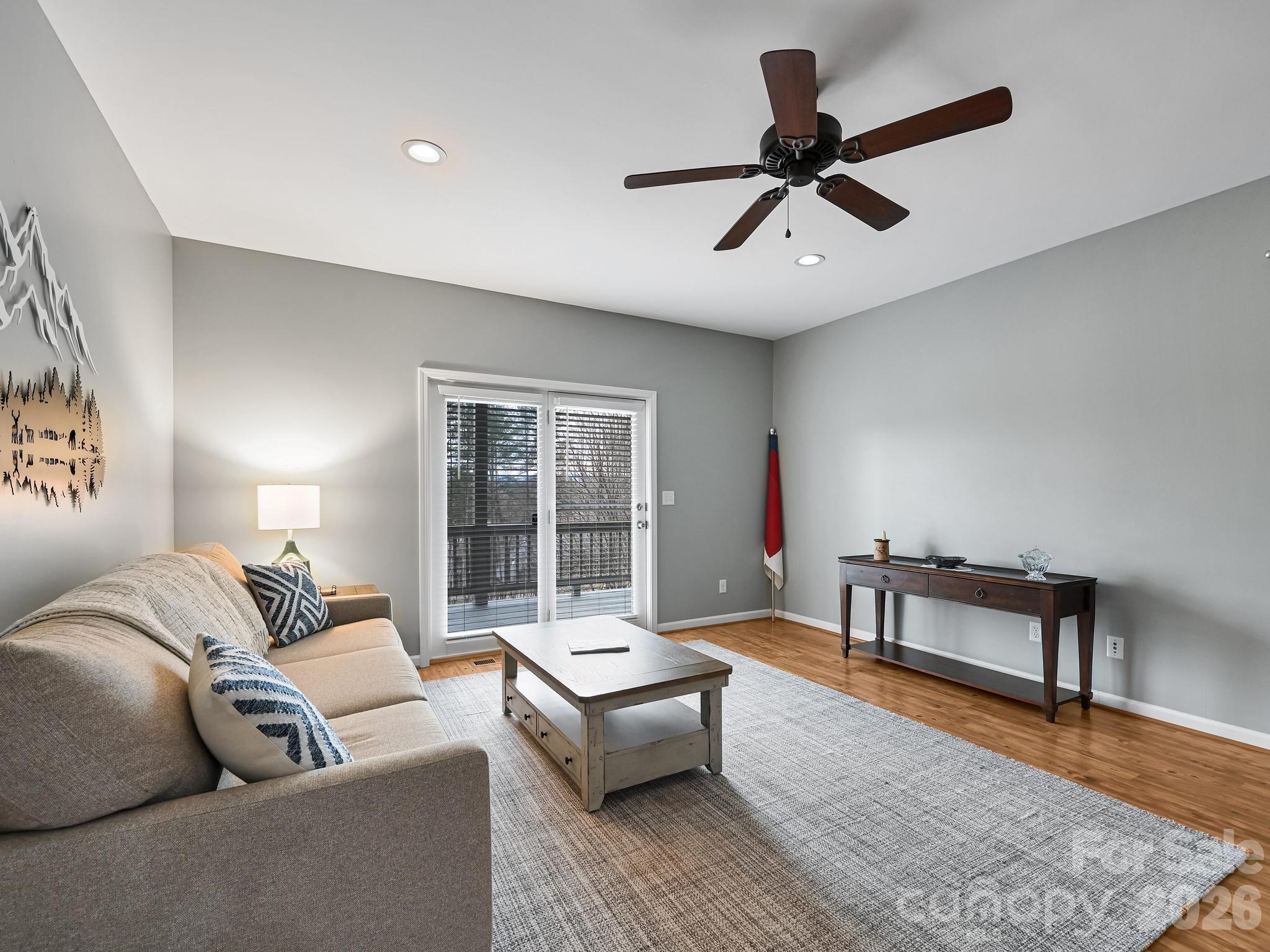 2208 E Cumming Woods Lane — Hendersonville