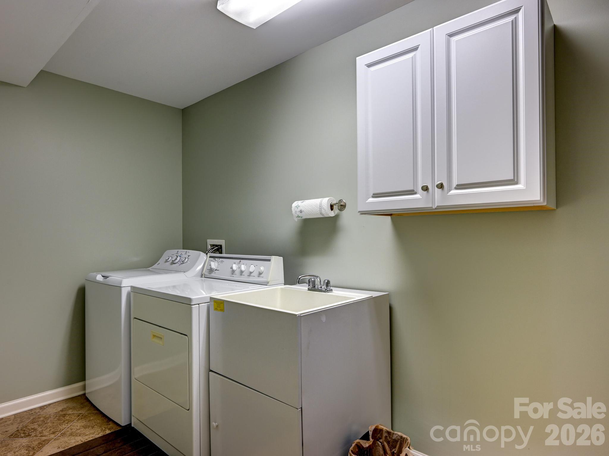 2208 E Cumming Woods Lane — Hendersonville