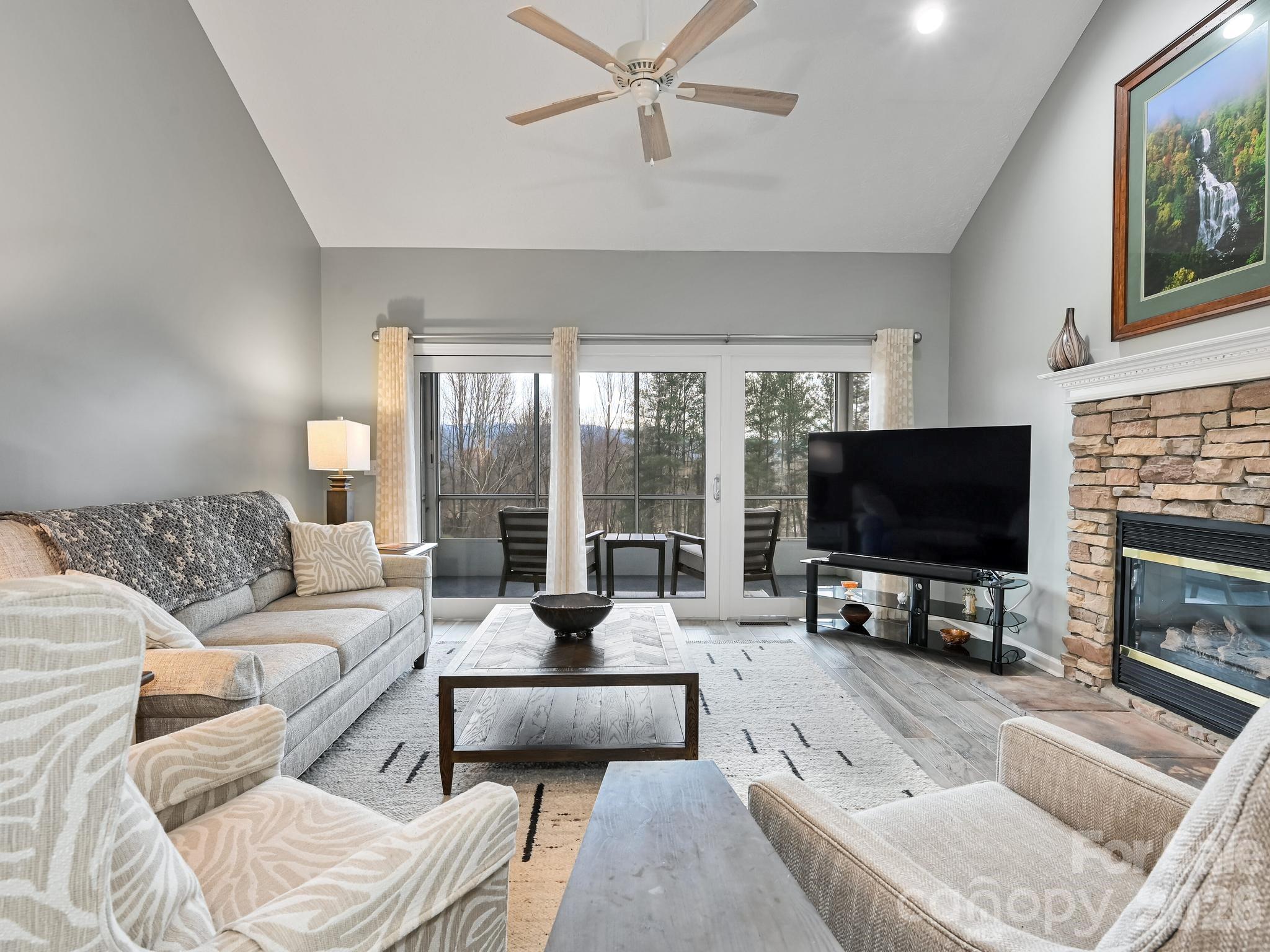 2208 E Cumming Woods Lane — Hendersonville