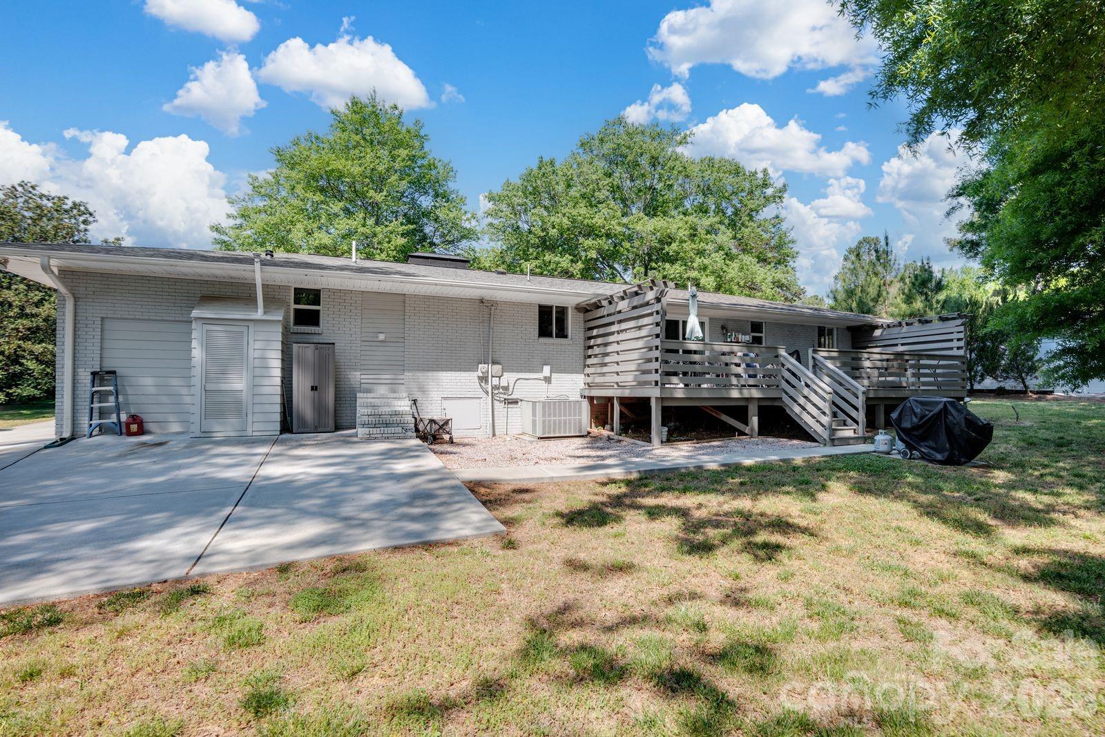 1405 Lakeview Drive — Pineville