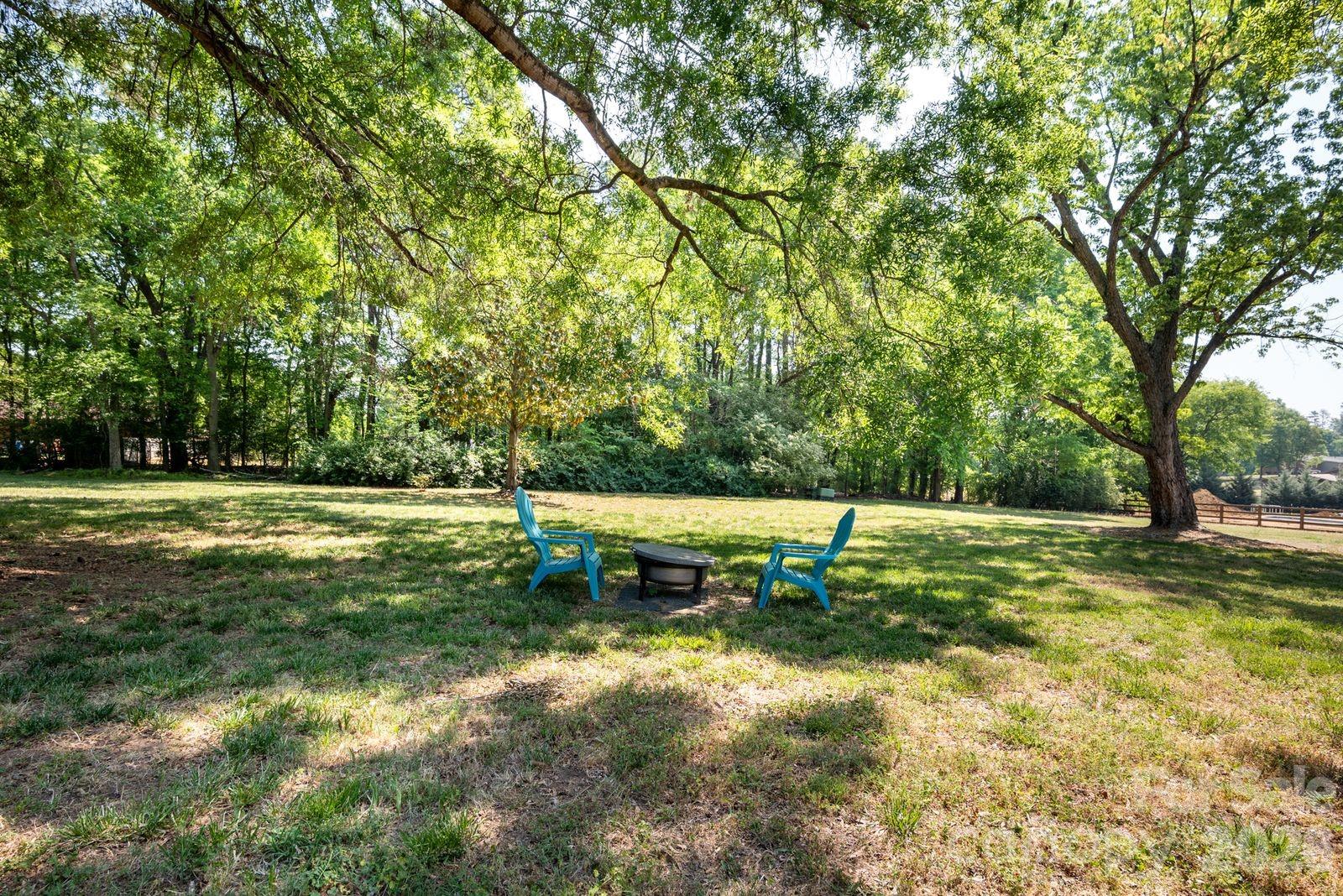 1405 Lakeview Drive — Pineville