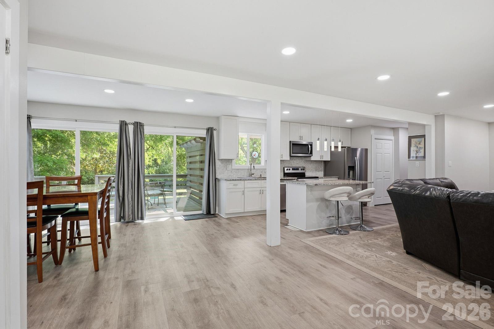 1405 Lakeview Drive — Pineville