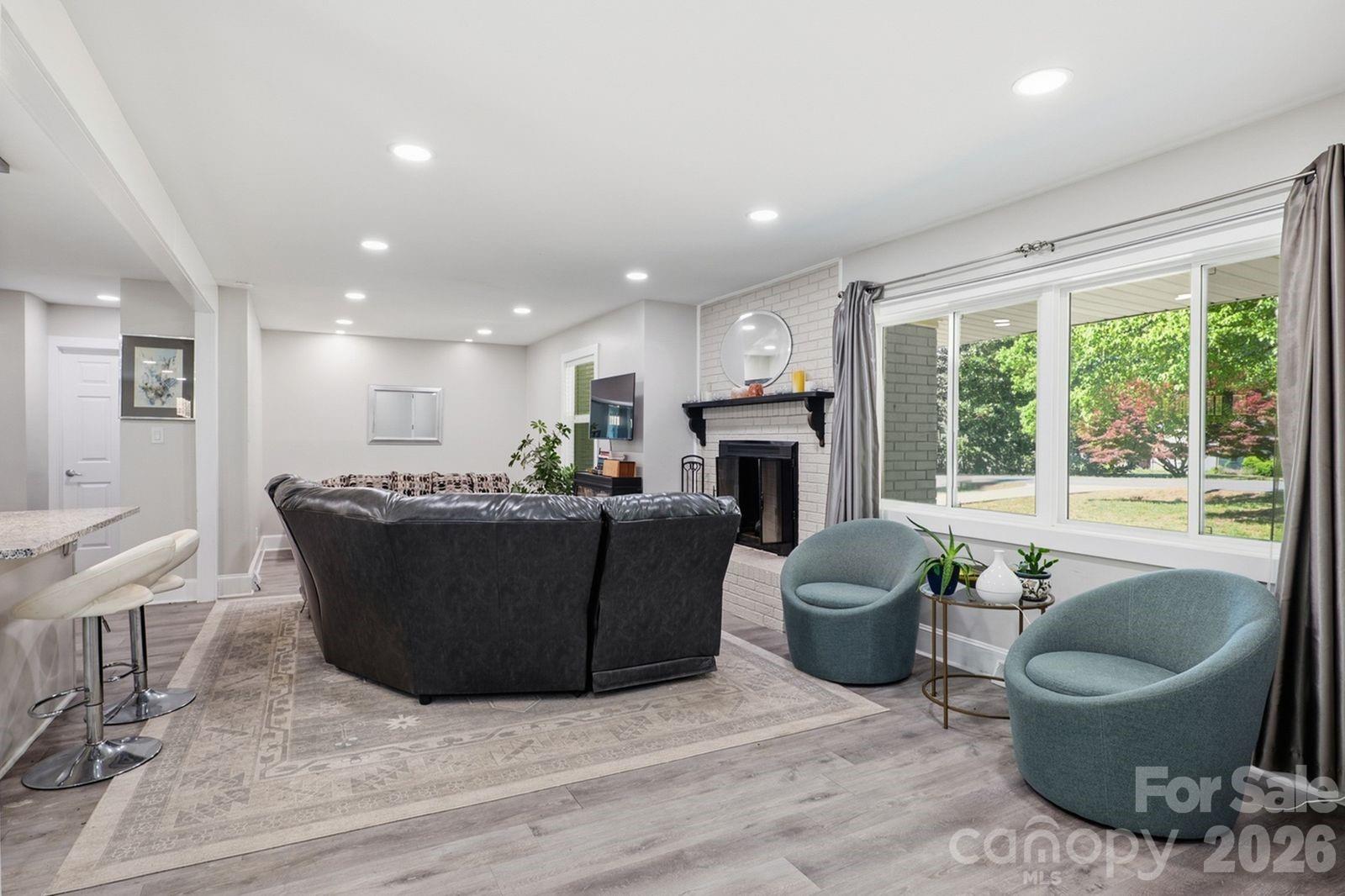 1405 Lakeview Drive — Pineville