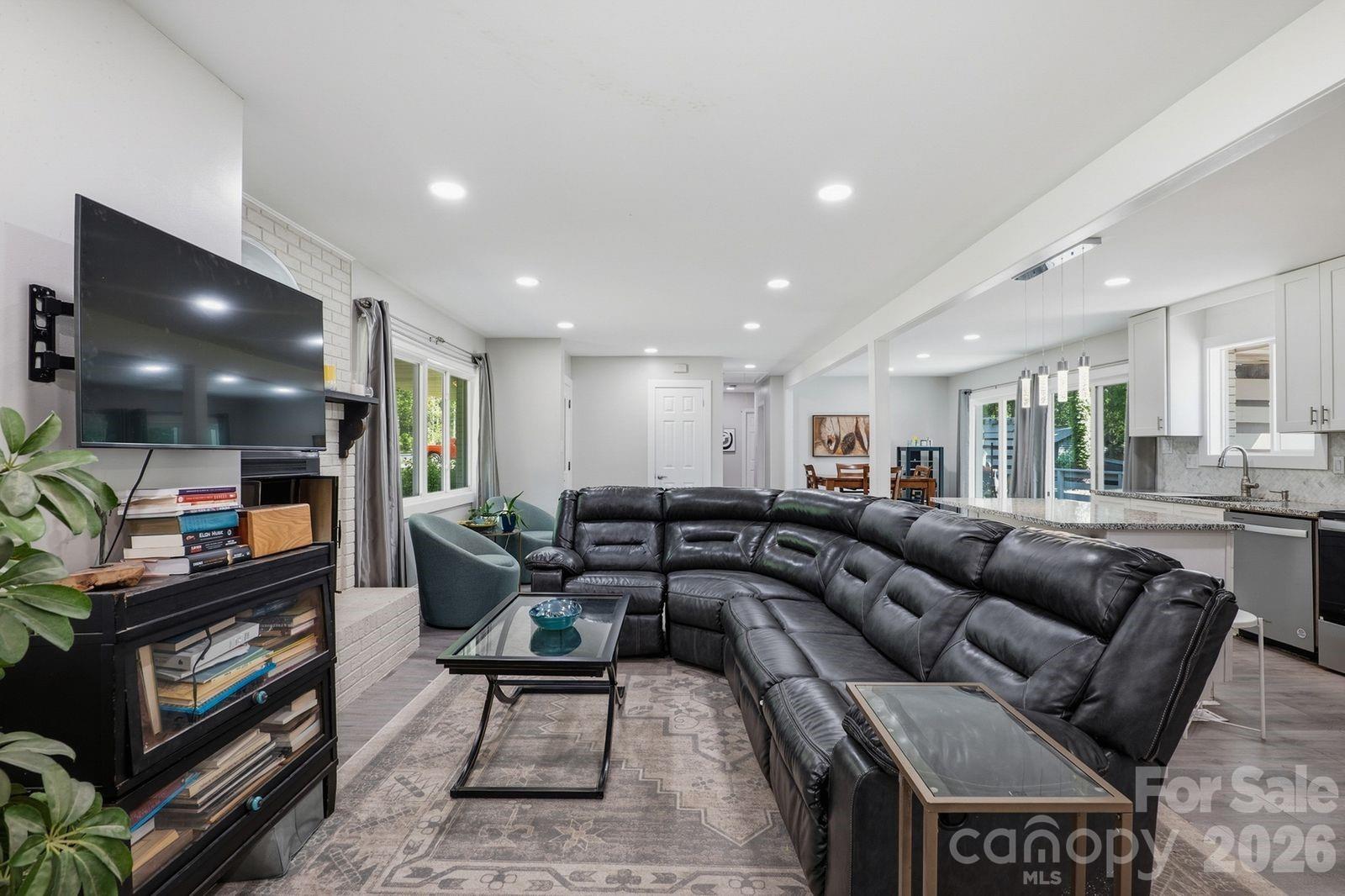 1405 Lakeview Drive — Pineville