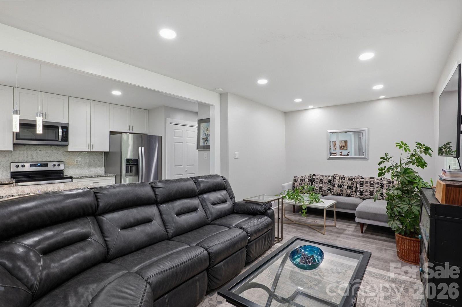 1405 Lakeview Drive — Pineville