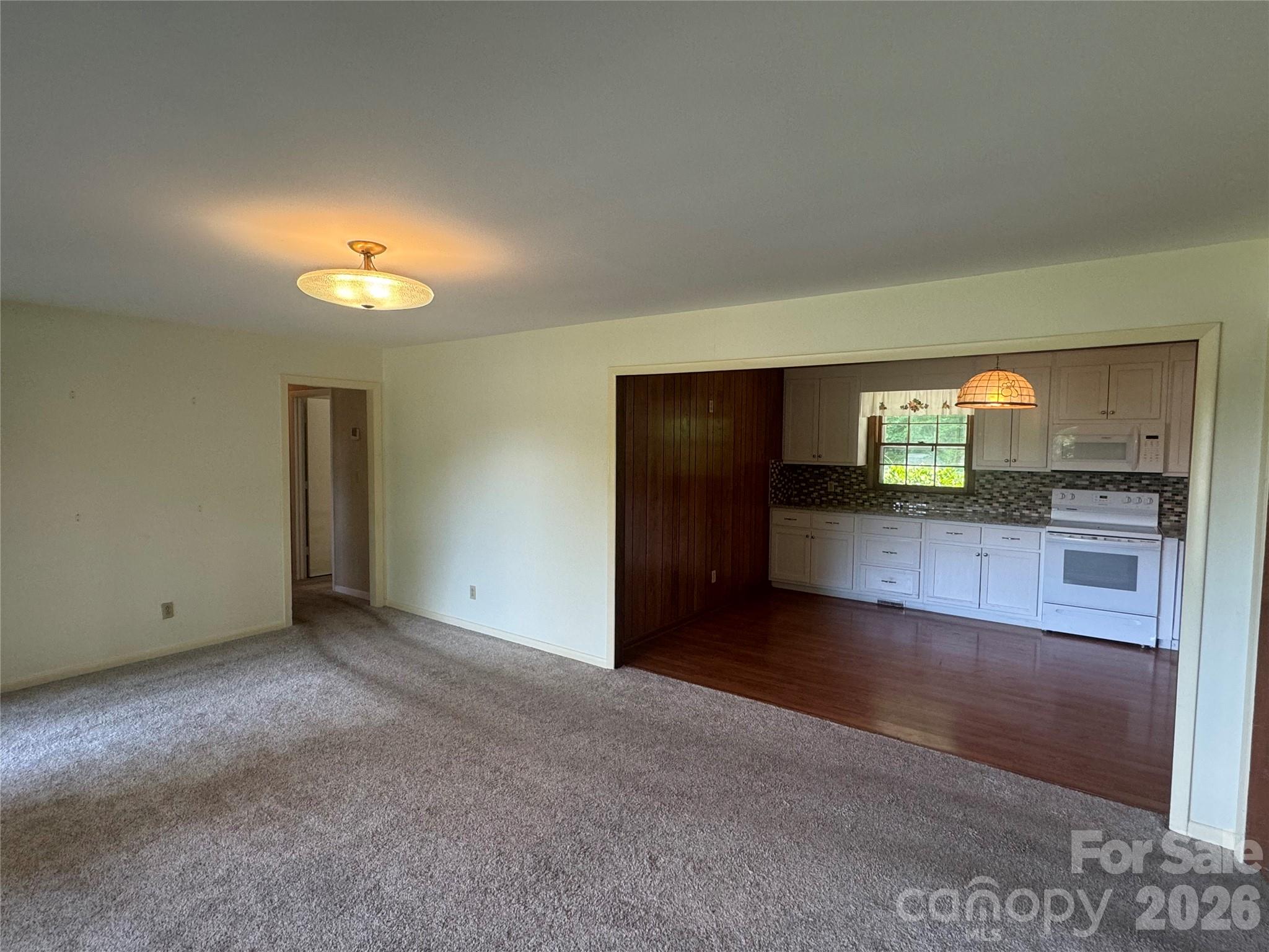 1023 Autumn Lane — New London