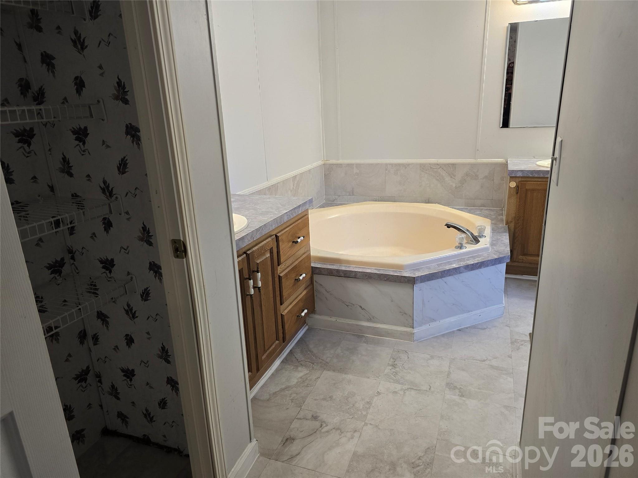 285 Skyuka Road — Statesville
